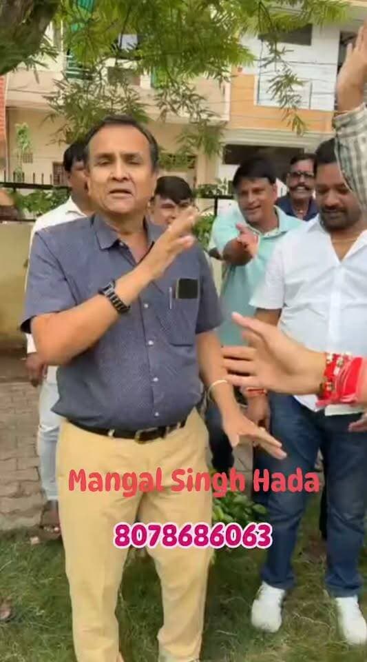 कोटा वार्ड 23 में टिकट को लेकर बवाल! मतदाताओं ने किया वोटिंग का बहिष्कार, बाहरी प्रत्याशी की सुगबुगाहट का विरोध
कोटा। नगर निगम चुनाव से पहले कोटा के वार्ड 23 में टिकट को लेकर सियासी माहौल गरमा गया है। वार्ड के मतदाताओं ने टिकट वितरण में क्षेत्रीय व्यक्ति को प्राथमिकता देने की मांग को लेकर वोटिंग के बहिष्कार का ऐलान किया।
बताया जा रहा है कि क्षेत्रीय मंत्री की ओर से वार्डवासियों को सम्बंधित वार्ड निवासी को ही टिकट दिए जाने का आश्वासन दिया गया था। अब वार्ड से बाहरी व्यक्ति को टिकट मिलने की सुगबुगाहट के बाद स्थानीय मतदाताओं में नाराजगी देखने को मिली।
रविवार को बड़ी संख्या में वार्डवासी और प्रत्याशी क्षेत्र में एकत्रित हुए और अपनी नाराजगी जाहिर की। लोगों ने कहा कि उन्हें जो आश्वासन दिया गया था, उसके अनुरूप ही पार्टी को टिकट वितरण करना चाहिए।
मतदाताओं ने स्पष्ट किया कि स्थानीय व्यक्ति को टिकट नहीं मिला तो वोटिंग का बहिष्कार किया जाएगा। मौके पर मौजूद लोगों ने एकजुट होकर अपनी मांग दोहराई और पार्टी नेतृत्व से आश्वासन के अनुरूप निर्णय लेने की मांग की।
अब वार्ड 23 में टिकट को लेकर पार्टी क्या फैसला करती है, इस पर सभी की नजरें टिकी हैं।