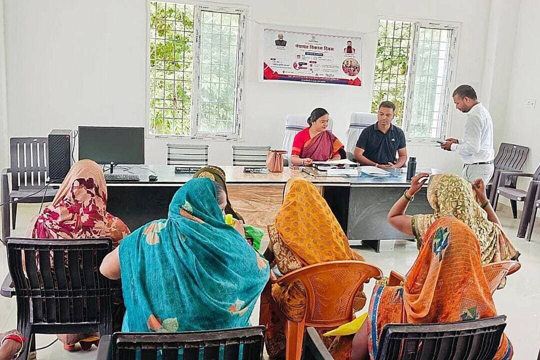 समाहरणालय बक्सर
(जिला जन संपर्क कार्यालय)
प्रेस विज्ञप्ति:- दिनांक 30 अगस्त 2026
आज दिनांक 30 अगस्त 2026 को इटाढ़ी प्रखंड अंतर्गत बिझौरा पंचायत में पंचायत विकास दिवस का विधिवत शुभारंभ उप विकास आयुक्त बक्सर, श्रीमती निहारिका छवि की गरिमामयी उपस्थिति में दीप प्रज्ज्वलित कर किया गया।
कार्यक्रम का उद्देश्य पंचायत स्तर पर विकास योजनाओं के प्रभावी क्रियान्वयन, जनभागीदारी को बढ़ावा देने तथा ग्रामीण क्षेत्रों में उपलब्ध कराई जा रही विभिन्न जनकल्याणकारी योजनाओं एवं सेवाओं के प्रति आमजनों को जागरूक करना है।
इस अवसर पर उप विकास आयुक्त ने पंचायत विकास दिवस के महत्व पर प्रकाश डालते हुए कहा कि सुदृढ़ एवं सशक्त पंचायतें ही समावेशी ग्रामीण विकास की आधारशिला हैं। पंचायत स्तर पर संचालित विकास कार्यों में पारदर्शिता, उत्तरदायित्व एवं जनभागीदारी सुनिश्चित करना आवश्यक है, ताकि योजनाओं का वास्तविक लाभ समाज के अंतिम पायदान पर खड़े व्यक्ति तक पहुंच सके।
कार्यक्रम के दौरान पंचायत में संचालित विभिन्न विकास एवं जनकल्याणकारी योजनाओं की जानकारी आमजन को उपलब्ध कराई गई तथा ग्रामीणों की समस्याओं एवं सुझावों को भी सुना गया। संबंधित पदाधिकारियों एवं कर्मियों को योजनाओं के गुणवत्तापूर्ण एवं समयबद्ध क्रियान्वयन हेतु आवश्यक दिशा-निर्देश दिए गए।
पंचायत विकास दिवस के आयोजन से ग्रामीणों में विकास योजनाओं के प्रति जागरूकता बढ़ाने, सरकारी सेवाओं की पहुंच सुनिश्चित करने तथा पंचायत को विकास की दिशा में और अधिक सशक्त बनाने की दिशा में सकारात्मक संदेश गया।
कार्यक्रम में संबंधित प्रखंड एवं पंचायत स्तरीय पदाधिकारी/कर्मी, जनप्रतिनिधिगण एवं स्थानीय ग्रामीण उपस्थित थे।
जिलें के वरीय पदाधिकारियों के द्वारा विभिन्न प्रखंडों के विभिन्न पंचायतों में पंचायत विकास दिवस में अपनी अपनी सहभागिता सुनिश्चित की गई।
जिला जन संपर्क कार्यालय
बक्सर।
@top fans Information & Public Relations Department, Government of Bihar Buxar Administration CMO Bihar Buxar Police Samrat Choudhary #IPRDBihar #BuxarNews #buxarcity #buxarjila #bihar #buxar #topfollowers