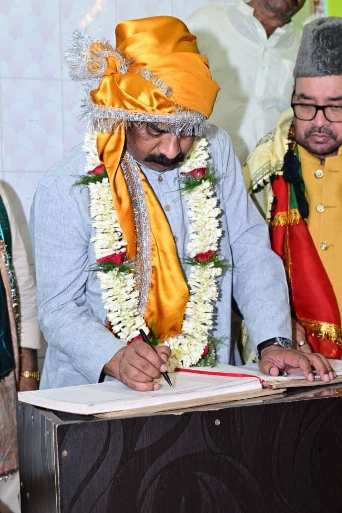 मुख्यमंत्री हेमंत सोरेन ने आज रांची के हजरत कुतुबुद्दीन रिसालदार बाबा की मजार पर चादरपोशी कर राज्य की सुख-समृद्धि, अमन-चैन, प्रगति एवं खुशहाली के लिए दुआ मांगी।