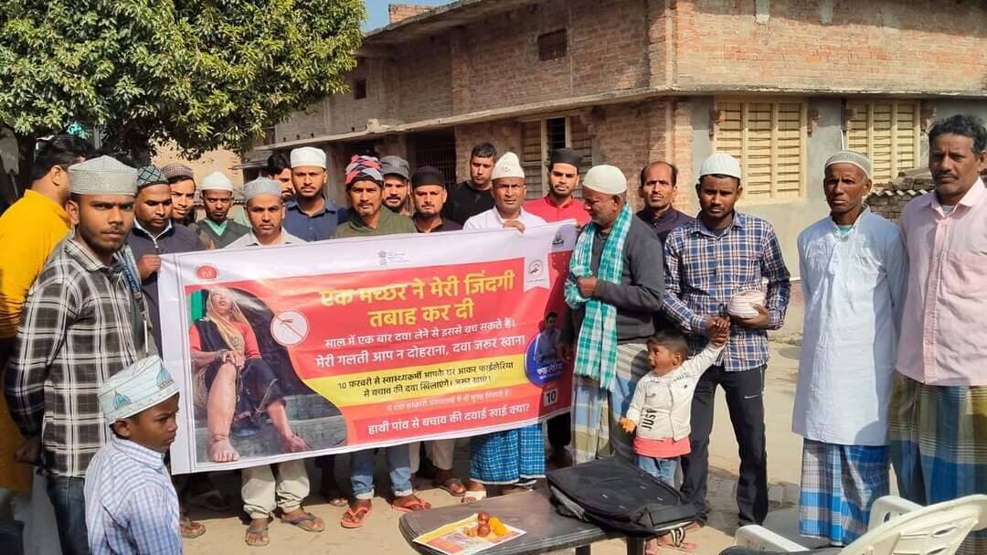 भरोसे ने बदली वर्षों पुरानी सोच! सारण के रामपुर सिरिसिया में 65 घरों ने अपनाई फाइलेरिया रोधी दवा एक गांव, एक संदेश: जिस दवा से था डर, वही बनी बचाव की ढाल, संवाद ने बदली 65 घरों की सोच
• स्वास्थ्य विभाग की टीम और जनप्रतिनिधियों की पहल लायी रंग
• पेशेंट स्टेक होल्डर प्लेटफार्म के सदस्यों ने भी निभायी महत्वपूर्ण भूमिका
• 65 घरों के परिवारों ने कर दिया दवा सेवन से इनकार
• 'हम दवा नहीं खाएंगे' से 'हम भी अभियान के साथ हैं' तक का सफर
छपरा। फाइलेरिया से बचाव के लिए चलाए गए मास ड्रग एडमिनिस्ट्रेशन (एमडीए) अभियान के दौरान सारण जिले के रिविलगंज प्रखंड के भादपा पंचायत अंतर्गत रामपुर सिरिसिया गांव में समुदाय के व्यवहार में एक महत्वपूर्ण बदलाव देखने को मिला था। गांव के मुस्लिम समुदाय के लोग लंबे समय तक फाइलेरिया रोधी दवा का सेवन करने से इनकार करते रहे थे। हालांकि, जब उनकी आशंकाओं और भ्रांतियों को समझते हुए स्थानीय नेतृत्व, धार्मिक प्रतिनिधियों और स्वास्थ्यकर्मियों ने संवाद की पहल की, तो धीरे-धीरे लोगों की सोच बदलने लगी। आशा कार्यकर्ताओं ने बैठक में बताया था कि रामपुर सिरिसिया में मुस्लिम समुदाय के कई परिवार फाइलेरिया की दवा लेने से लगातार इनकार करते रहे हैं। यह केवल दवा से इनकार का मामला नहीं था, बल्कि इसके पीछे बीमारी और दवा को लेकर वर्षों से चली आ रही कई भ्रांतियां और जानकारी का अभाव भी था।
मामले को समझने के लिए स्वास्थ्य विभाग की टीम ने स्थानीय स्तर पर संवाद की पहल की। इस संबंध में स्थानीय सरपंच मोहम्मद मिनहाज असगर खान, मस्जिद के इमाम मोहम्मद शब्बीर हैदर खान और स्थानीय चिकित्सक डॉ. अरमान के साथ बैठक कर समुदाय की स्थिति और दवा सेवन से दूरी के कारणों पर चर्चा की गई। इसमें आयुष्मान आरोग्य मंदिर स्तर पर गठित सीएचओ-पीएसपी टीम के सदस्यों की भूमिका भी महत्वपूर्ण रही है।
मस्जिद में हुई बैठक में सामने आईं असली वजहें
समुदाय की आशंकाओं को समझने के लिए मस्जिद के इमाम मोहम्मद शब्बीर हैदर खान की पहल पर स्थानीय मस्जिद परिसर में समुदाय के लोगों की बैठक आयोजित की गई थी। बैठक में लोगों ने पहली बार खुलकर बताया कि वे आखिर फाइलेरिया की दवा का सेवन क्यों नहीं करते हैं। लोगों ने बताया था कि आशा कार्यकर्ता उनके घर दवा लेकर तो आती हैं, लेकिन अक्सर उन्हें विस्तार से यह जानकारी नहीं दी जाती कि दवा किस बीमारी के लिए है, इसका सेवन क्यों जरूरी है और इससे क्या लाभ होगा। उनके मन में कई सवाल बने रहते थे। सही जानकारी नहीं मिलने के कारण वे दवा खाने से बचते रहे। लोगों ने यह भी कहा था कि यदि उनकी अपनी कम्युनिटी के लोगों को दवा सेवन अभियान से जोड़ा जाए और समुदाय के भरोसेमंद लोग दवा वितरण के दौरान उनके साथ रहें, तो वे अधिक सहजता से दवा का सेवन कर सकते हैं। समुदाय की भागीदारी नहीं होने को भी दवा से दूरी का एक कारण माना गया।
फाइलेरिया को मानते थे वंशानुगत बीमारी
एक बड़ी भ्रांति यह भी सामने आई थी कि गांव के कई लोग फाइलेरिया को वंशानुगत बीमारी मानते थे। गांव में फाइलेरिया से पीड़ित कुछ परिवारों के पूर्वजों में भी इस बीमारी के मामले होने के कारण लोगों ने यह मान लिया था कि बीमारी पीढ़ी-दर-पीढ़ी चलती है। इसी तरह कुछ लोगों के मन में फाइलेरिया की दवा को लेकर भी गलत धारणाएं थीं। उन्होंने कहीं से सुना था कि यह दवा शरीर के कीड़ों को मारती है। इसके कारण उन्हें यह आशंका थी कि दवा के सेवन से शरीर को किसी प्रकार का नुकसान हो सकता है। अधूरी जानकारी और सुनी-सुनाई बातों ने लोगों के मन में दवा को लेकर डर पैदा कर दिया था।
जब इमाम ने साझा किया अपना अनुभव
समुदाय की सोच में बदलाव लाने में मस्जिद के इमाम मोहम्मद शब्बीर हैदर खान का व्यक्तिगत अनुभव काफी प्रभावी साबित हुआ था। बैठक के दौरान उन्होंने लोगों को बताया था कि वे स्वयं फाइलेरिया से पीड़ित रहे हैं। उन्होंने बताया था कि पहले सही जानकारी के अभाव में वे भी दवा का नियमित और सही तरीके से सेवन नहीं करते थे। अधूरी जानकारी के कारण वे आधा-अधूरा उपचार करते रहे, जिससे उन्हें बीमारी में अपेक्षित राहत नहीं मिलती थी। बाद में स्थानीय सरपंच के सहयोग से उनकी मुलाकात स्वास्थ्य केंद्र के चिकित्सक से हुई। चिकित्सकीय परामर्श के बाद उन्होंने सही दवा और उचित उपचार लेना शुरू किया, जिसके बाद उन्हें फाइलेरिया की समस्या में राहत महसूस हुई। अपने अनुभव के माध्यम से इमाम ने समुदाय के लोगों से अपील की थी कि वे बीमारी और दवा को लेकर फैली गलत धारणाओं से बचें तथा आशा कार्यकर्ता द्वारा उपलब्ध कराई जाने वाली फाइलेरिया रोधी दवा के सेवन से इनकार न करें। एक ऐसे व्यक्ति का अनुभव, जिस पर समुदाय को भरोसा था और जो स्वयं बीमारी से जूझ चुका था, लोगों के बीच दवा को लेकर बनी झिझक दूर करने में महत्वपूर्ण साबित हुआ।
सरपंच ने स्वयं दवा खाकर दिया भरोसे का संदेश
समुदाय के बीच विश्वास कायम करने में स्थानीय सरपंच व पेशेंट स्टेक होल्डर प्लेटफार्म के सदस्य मोहम्मद मिनहाज असगर खान ने भी सक्रिय भूमिका निभाई थी। एमडीए अभियान के दौरान उन्होंने समुदाय के लोगों के सामने स्वयं फाइलेरिया रोधी दवा का सेवन कर अभियान की शुरुआत की। इस पहल का समुदाय पर सकारात्मक प्रभाव पड़ा। लोगों ने महसूस किया कि दवा को लेकर उनके मन में जो डर और आशंकाएं थीं, उनमें से कई सही जानकारी के अभाव में बनी हुई थीं।
समुदाय की मांग को अभियान का हिस्सा बनाया गया
समुदाय के लोगों ने यह मांग भी रखी थी कि यदि आशा कार्यकर्ताओं के साथ उनकी कम्युनिटी के लोग मौजूद रहें तो वे दवा सेवन के लिए तैयार हो सकते हैं। समुदाय की इस बात को स्वीकार करते हुए स्वास्थ्य टीम ने स्थानीय भागीदारी को अभियान से जोड़ा। डॉ. अरमान ने समुदाय के प्रतिनिधियों के साथ मिलकर संबंधित परिवारों के बीच भ्रमण किया और लोगों को उनके परिचित एवं भरोसेमंद लोगों की मौजूदगी में दवा सेवन के लिए प्रेरित किया। इस संवाद और सहभागिता का परिणाम यह हुआ कि एमडीए अभियान के दौरान गांव के 65 घरों के योग्य सदस्यों ने फाइलेरिया रोधी दवा का सेवन किया था।
दवा से पहले जरूरी था संवाद
रामपुर सिरिसिया का यह अनुभव फाइलेरिया उन्मूलन अभियान के लिए एक महत्वपूर्ण सीख बनकर सामने आया। यहां समस्या दवा की उपलब्धता की नहीं थी, बल्कि दवा के बारे में सही जानकारी और समुदाय के विश्वास की थी।
जब लोगों से यह पूछा गया कि वे दवा क्यों नहीं लेते हैं, तब उनके मन में वर्षों से बनी भ्रांतियां सामने आईं। जब उनकी बात सुनी गई, स्थानीय धार्मिक और सामाजिक नेतृत्व को साथ जोड़ा गया तथा समुदाय को केवल दवा लेने वाला समूह नहीं बल्कि अभियान का भागीदार बनाया गया, तब व्यवहार में बदलाव संभव हुआ। इस कार्य में प्रखंड स्तर पर वीवीडीएस घनश्याम यादव और पेशेंट स्टेक होल्डर प्लेटफार्म के सदस्यों, सीएचओ, जीविका सदस्य उषा देवी का भी महत्वपूर्ण सहयोग रहा था।
भरोसे ने बदली वर्षों पुरानी सोच
रामपुर सिरिसिया में हुआ यह बदलाव केवल फाइलेरिया रोधी दवा के सेवन तक सीमित नहीं था। यह उस प्रक्रिया का उदाहरण था, जिसमें लोगों के मन में मौजूद डर को संवाद से समझा गया और गलत धारणाओं को सही जानकारी के माध्यम से दूर करने का प्रयास किया गया। पेशेंट स्टेकहोल्डर प्लेटफार्म के सदस्यों, स्थानीय सरपंच का सहयोग, मस्जिद के इमाम की पहल, चिकित्सक की भागीदारी, आशा कार्यकर्ताओं की मेहनत और समुदाय के लोगों को अभियान में शामिल करने की रणनीति ने मिलकर एक सकारात्मक बदलाव का रास्ता तैयार किया।