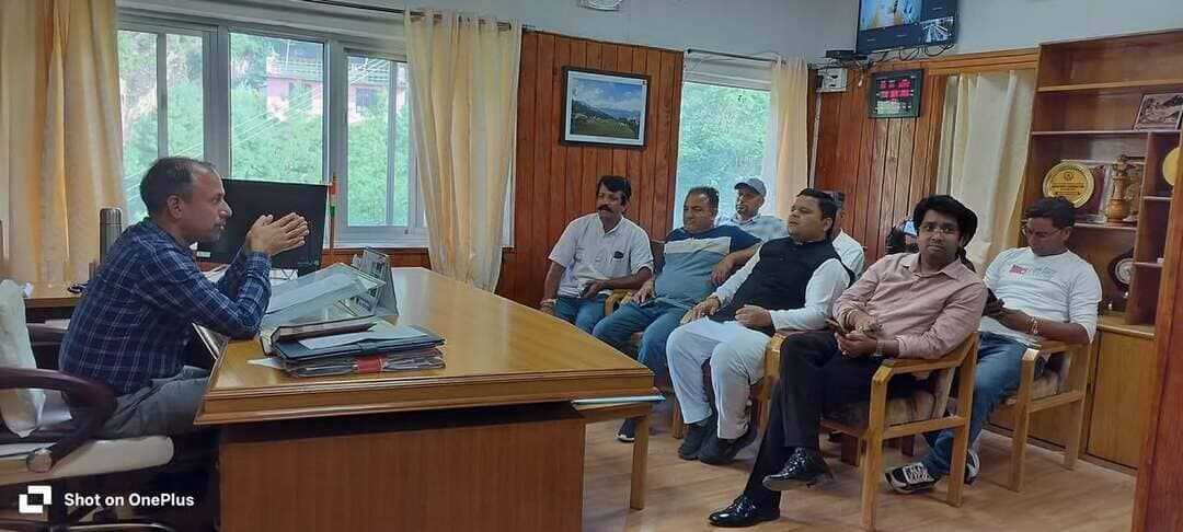 प्रैस नोट -
मणिमहेश यात्रा की व्यवस्थाओं को लेकर प्रशासन से कांग्रेस जिला अध्यक्ष सुरजीत शर्मा भरमौरी ने की चर्चा
भरमौर। पवित्र श्री मणिमहेश यात्रा की तैयारियों एवं श्रद्धालुओं की सुविधाओं को लेकर जिला कांग्रेस कमेटी चम्बा के अध्यक्ष एडवोकेट सुरजीत शर्मा भरमौरी ने ब्लॉक कांग्रेस कमेटी भरमौर के पदाधिकारियों सहित भरमौर प्रशासन से मुलाकात कर विस्तृत चर्चा की।
इस दौरान ADM भरमौर श्री विकास शर्मा एवं SDM भरमौर के साथ यात्रा की व्यवस्थाओं, स्वच्छता, श्रद्धालुओं की सुविधाओं तथा यात्रा को सुचारू एवं सुरक्षित बनाने से जुड़े विभिन्न विषयों पर विचार-विमर्श किया गया।
कांग्रेस जिला अध्यक्ष ने प्रशासन द्वारा मणिमहेश झील की पवित्रता एवं स्वच्छता बनाए रखने के लिए झील से ऊपर किसी भी प्रकार की दुकानें एवं टेंट न लगाने की पहल की सराहना करते हुए इसे महत्वपूर्ण एवं सराहनीय कदम बताया।
उन्होंने कहा कि मणिमहेश यात्रा केवल धार्मिक आस्था का केंद्र नहीं, बल्कि हिमाचल की समृद्ध संस्कृति, परंपरा और पर्यावरण से जुड़ी आस्था का प्रतीक है। यात्रा के दौरान पवित्र झील एवं आसपास के क्षेत्र की स्वच्छता और पर्यावरण संरक्षण को प्राथमिकता देना सभी की सामूहिक जिम्मेदारी है।
एडवोकेट सुरजीत शर्मा भरमौरी ने यात्रा की बेहतर व्यवस्था के लिए प्रशासन का आभार व्यक्त करते हुए कहा कि श्रद्धालुओं को बेहतर सुविधाएं उपलब्ध करवाने तथा मणिमहेश क्षेत्र की पवित्रता बनाए रखने के लिए प्रशासन द्वारा किए जा रहे प्रयास सराहनीय हैं। उन्होंने सफल, सुरक्षित एवं व्यवस्थित मणिमहेश यात्रा की शुभकामनाएं दीं।
इस अवसर पर ब्लॉक कांग्रेस अध्यक्ष संजय ठाकुर, जिला परिषद सदस्य एवं होली मंडलम अध्यक्ष सुभाष चंद, हड़सर मंडलम अध्यक्ष मोहिंदर शर्मा, सेवादल अध्यक्ष महासू राम सहित ब्लॉक कांग्रेस कार्यकारिणी के पदाधिकारी एवं अन्य कार्यकर्ता मौजूद रहे।
#Chamba #Congress #District #President #Surjit #bharmouri #prashasan #Bharmour #district #Chamba #Himachal #Pradesh #post #highlight