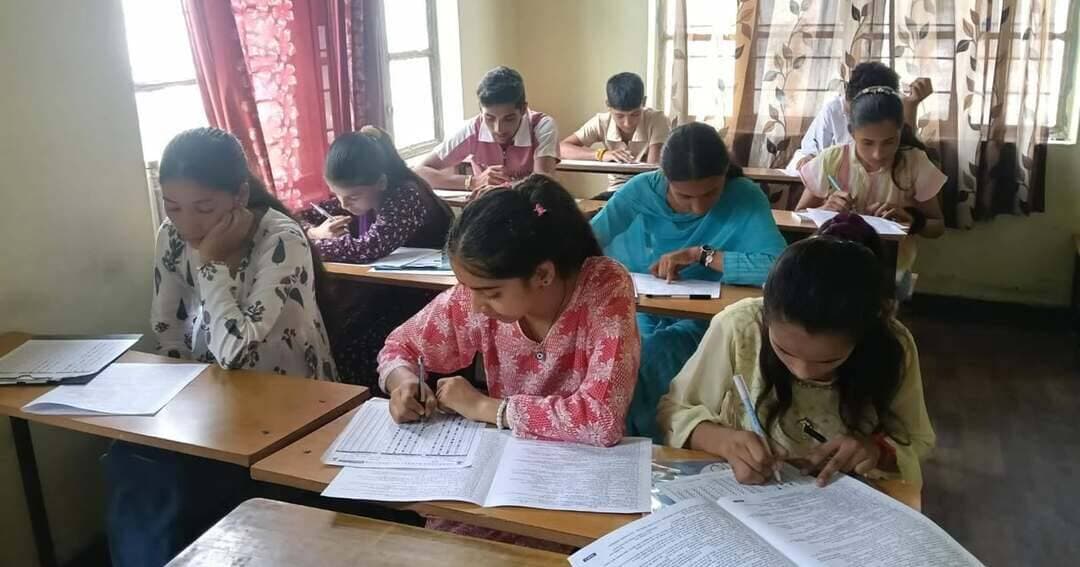 आज प्रबुद्ध भारत फाउंडेशन फगवाड़ा, पंजाब द्वारा भारत रत्न बाबा साहिब डॉ भीम राव अम्बेडकर पर आधारित *17वीं बहुविकल्पीय लिखित परीक्षा* का आयोजन देश के विभिन्न भागों में करवाया गया ।
उक्त जानकारी देते हुए अम्बेडकर मिशन सोसाइटी चम्बा के अध्यक्ष योगेश्वर अहीर ने कहा कि पिछले 21 वर्षों से अलग अलग विषयों पर इस परीक्षा का आयोजन किया जा रहा है । इस वर्ष *डॉ अम्बेडकर के संघर्ष के साथी* विषय पर जिला चम्बा में छः परीक्षा केंद्रों पर इस परीक्षा का आयोजन किया गया। इस वर्ष जिला चम्बा के चम्बा, तीसा, किहार, डलहौज़ी, साहू और सिहुंता में आयोजन किया गया ।
इस परीक्षा में चम्बा जिला के विभिन्न केंद्रों में लगभग 500 बच्चों ने *ए, बी व सी वर्ग* में भाग लिया । *ए वर्ग में छठी से आठवीं, बी वर्ग में नवमी से बाहरवीं तथा सी वर्ग में महाविद्यालय से लेकर 40 वर्ष तक के अभ्यर्थियों ने भाग लिया* ।
सर्वप्रथम विभिन्न संस्थाओं के पदाधिकारियों, विद्यार्थियों व उनके अभिभावकों ने बाबा साहिब डॉ भीम राव अम्बेडकर की तस्वीर को पुष्प अर्पण कर श्रधांजलि दी तदोपरांत परीक्षा का आयोजन किया गया । परीक्षा के संचालकों ने जारी सयुंक्त ब्यान में कहा कि अखिल राष्ट्रीय स्तर पर प्रथम विजेता को 50 हज़ार, द्वितीय विजेता को 30 हज़ार व तृतीय विजेता को 10 हज़ार व दोनों वर्गों में 250- 250 लोगों को 1000 रुपये प्रति छात्र पुरस्कार स्वरूप दिए जाएंगे । इसके इलावा जिला स्तर पर प्रथम पांच विजेताओं को भी पुरस्कृत किया जाएगा ।
✒️जिला चम्बा के तीनों वर्गो में प्रत्येक परीक्षा केंद्र के *प्रथम पांच-पांच विजेताओं* को अम्बेडकर मिशन सोसाइटी चम्बा द्वारा पुरस्कृत किया जाएगा ।
✒️ इसके इलावा प्रत्येक केंद्र के *बी और सी वर्ग के प्रथम और द्वितीय स्थान के विजेताओं को *जिला स्तरीय प्रश्नोत्तरी प्रतियोगिता* में भाग लेने का सुअवसर प्राप्त होगा।
📌 इस जिला स्तरीय प्रश्नोत्तरी प्रतियोगिता में प्रथम, द्वितीय और तृतीय स्थान विजेताओं को भी *जिला स्तरीय समारोह* में पुरस्कृत किया जायेगा। उक्त जिला स्तरीय प्रश्नोत्तरी प्रतियोगिता का आयोजन जिला मुख्यालय या अन्य किसी उपमंडल में किया जा सकता हैँ।
✒️चम्बा के मोहल्ला सुल्तानपुर स्थित अम्बेडकर भवन में इस परीक्षा का आयोजन किया गया । 17वीं बहुविकल्पीय लिखित परीक्षा के दौरान वर्ष 2025 की परीक्षा के कनिष्ठ और वरिष्ठ वर्ग के पहले पांच विजेताओं को दीपक कुमार, प्रवक्ता जीव विज्ञान द्वारा स्मृति चिन्ह देकर सम्मानित किया गया।
📌 परीक्षा के वरिष्ठ वर्ग में सुनील कुमार, उर्वशी, प्रियंका, उषा तथा कमलेश कुमारी को चम्बा परीक्षा केंद्र में क्रमशः प्रथम, द्वितीय, तृतीय, चतुर्थ, पांचवे स्थान के लिए ; कनिष्ठ वर्ग में प्रज्ञा सूर्या, mridul, दीक्षा, रूबल ठाकुर तथा दिव्यांश को क्रमशः प्रथम, द्वितीय, तृतीय, चतुर्थ, पांचवे स्थान के लिए सम्मानित किया गया।
✒️ जिला चम्बा के विभिन्न केंद्रों पर योगेश्वर अहीर, जितेश्वर सूर्या, दीपक कुमार, अविनाश पाल, अनूप राही, अनिल अहीर, जितेंद्र सूर्या, संजीव राही, जितेन्द्र कुमार, रोहित रामोत्रा, कार्तिक लुहारच, अशोक कुमार, राकेश ठाकुर, कविता कुमारी इत्यादि द्वारा स्थानीय लोगों के सहयोगस्वरूप इस परीक्षा का सफलतापूर्वक आयोजन करवाया गया ।