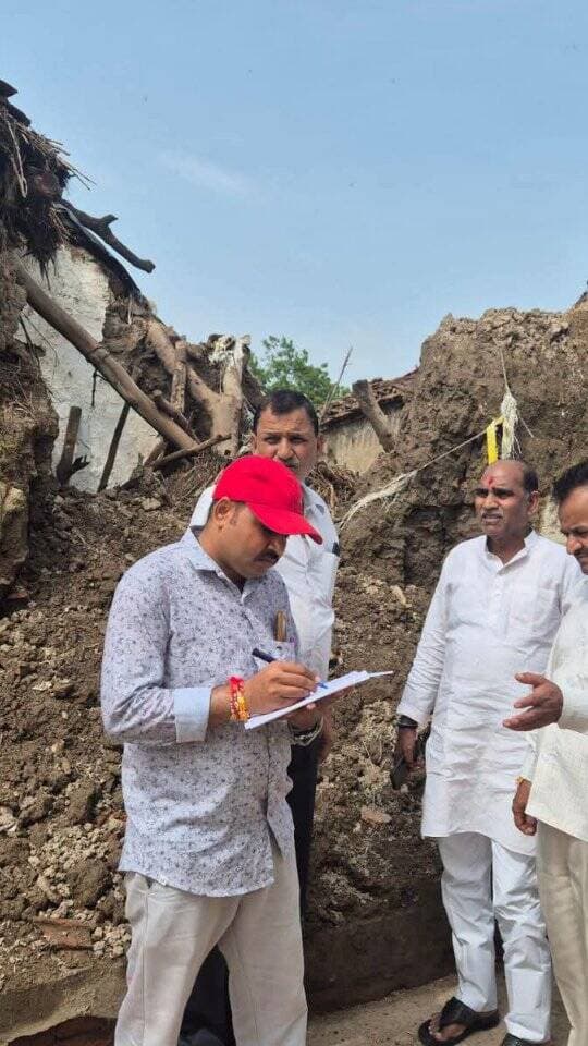 जलभराव से आवास ध्वस्त होने पर प्रभावित परिवारों से मिले विधायक गौरी शंकर वर्मा
अंकुर श्रीवास्तव ✍️
जालौन। सदर विधायक गौरी शंकर वर्मा ने आज ग्राम पिरौना पहुंचकर जलभराव के कारण आवास ध्वस्त होने से प्रभावित बरार समाज के परिवारों से मुलाकात की। विधायक ने पीड़ित परिवारों की समस्याएं सुनीं और इस कठिन समय में उनकी पीड़ा को समझते हुए हर संभव सहायता का भरोसा दिलाया। उन्होंने प्रभावित परिवारों को उचित समाधान कराने का आश्वासन देते हुए संबंधित स्तर पर आवश्यक कार्रवाई का भरोसा भी दिया। इस दौरान हरीश चंद्र सिरोठिया, महेश तिवारी, दिनेश गुप्ता, हल्के नेता और मधु महाराज सहित अन्य लोग मौजूद रहे।
#oraijalaun
#jalaunnews
#orai
#gaurishankarverma
#floodrelief