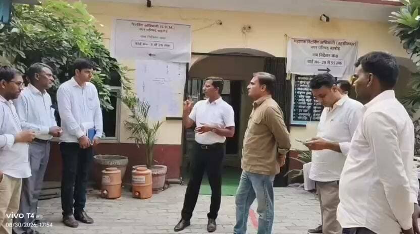 बहरोड़ में निकाय चुनाव की तैयारियां तेज 🗳️
उप जिला निर्वाचन अधिकारी सोहन सिंह नरुका ने बहरोड़ पहुंचकर नामांकन प्रक्रिया, ईवीएम सुरक्षा, पोलिंग पार्टी सेंटर और वोटर हेल्प डेस्क का जायजा लिया।
📌 31 अगस्त नामांकन की अंतिम तिथि
🚫 एसडीएम कार्यालय के पास रहेगा नो-व्हीकल जोन
✅ मतदान केन्द्रों पर जरूरी सुविधाएं सुनिश्चित करने के निर्देश
#बहरोड़ #निकायचुनाव2026 #Election2026 #BN_News