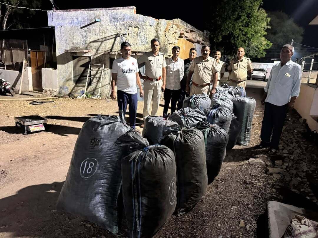 बेगूं थाना पुलिस व डीएसटी की मादक पदार्थों के विरूद्ध संयुक्त कार्रवाई
,डोडाचूरा से भरी क्रेटा कार जब्त, 311 किलो 950 ग्राम अफीम डोडाचूरा बरामद
चित्तौड़गढ़, 30 अगस्त 2026। बेगूं थाना पुलिस एवं डीएसटी टीम ने संयुक्त कार्रवाई करते हुए 311 किलो 950 ग्राम अफीम डोडाचूरा से भरी क्रेटा कार जब्त की है। नाकाबंदी के दौरान स्टॉप स्टिक लगाकर कार को रोका गया।
जिला पुलिस अधीक्षक श्री धर्मेंद्र सिंह ने बताया कि महानिरीक्षक पुलिस उदयपुर रेंज उदयपुर द्वारा मादक पदार्थों की तस्करी के विरुद्ध चलाए जा रहे हैं अभियान ऑपरेशन त्रिनेत्र के तहत अतिरिक्त पुलिस अधीक्षक गोपालसिंह एवं वृत्ताधिकारी बेगू अंकित कुड़ी के सुपरविजन में दिनांक 29.08.2026 की रात्रि को बेगूं थाना पुलिस एवं डीएसटी टीम द्वारा एनएच-27 पर सरहद सुरतपुरा में नाकाबंदी की जा रही थी। इसी दौरान संदिग्ध क्रेटा कार को रुकवाने का प्रयास किया गया। तो चालक कार को भगाने लगा पुलिस द्वारा स्टॉप स्टिक लगाकर कार को रोका गया, लेकिन कार चालक व उसका साथी पुलिस को देखकर कार छोड़कर फरार हो गए। पुलिस टीम द्वारा कार की तलाशी लेने पर उसमें 311 किलो 950 ग्राम अफीम डोडाचूरा भरा हुआ मिला। पुलिस ने डोडाचूरा सहित क्रेटा कार को जब्त किया गया। तथा बेगूं थाने पर एनडीपीएस एक्ट के अन्तर्गत प्रकरण पंजीबद्ध कर अनुसंधान प्रारंभ किया गया।
-:पुलिस टीमः-
पुलिस थाना बेगूं:- थानाधिकारी चम्पाराम, हैडकानि. भगवान लाल,कानि रमेश,
कमलेश,मनोहर,रतनसिंह।
डीएसटी:- एएसआई अजयपाल, रणवीर सिंह, कांस्टेबल बहादुर सिंह, छोटू सिंह, नारायण ,महेश।