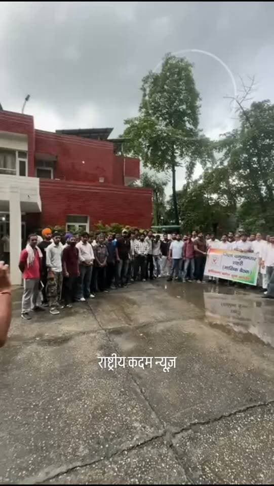 आज Indian Youth Congress जिला यमुनानगर की मासिक बैठक सफलतापूर्वक आयोजित की गई। बैठक में संगठन को और अधिक मजबूत बनाने, युवाओं की भागीदारी बढ़ाने तथा आगामी कार्यक्रमों की रणनीति पर साथियों के साथ विस्तार से चर्चा की गई। सभी कार्यकर्ताओं ने एकजुट होकर संगठन को बूथ स्तर तक मजबूत करने और जनता के मुद्दों को मजबूती से उठाने का संकल्प लिया।
युवा शक्ति ही बदलाव की सबसे बड़ी ताकत है। ✊🇮🇳
#IndianYouthCongress #YouthCongress #Yamunanagar #Haryana #YouthPower Congress Organization TeamWork Politics