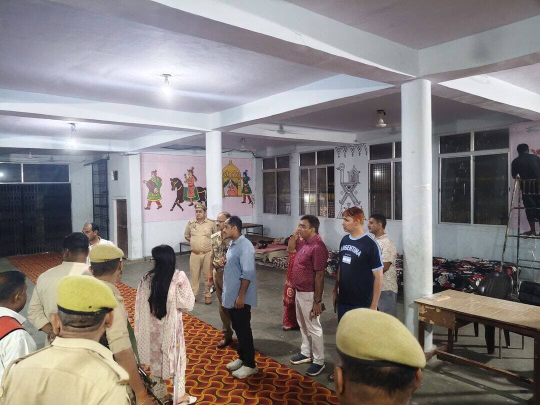 सीतापुर स्थित पर्यटक बंगला के पास रैन बसेरे का डीएम ने स्थलीय निरीक्षण कर व्यवस्थाओं का जायजा लिया
जिलाधिकारी ने बाढ़ प्रभावित लोगों एवं अन्य जरूरतमंदों के ठहरने के लिए भोजन, पेयजल, स्वास्थ्य सुविधाओं सहित सभी आवश्यक व्यवस्थाएं समुचित रूप से सुनिश्चित कराने के निर्देश संबंधित अधिकारियों को दिए
उन्हों बताया कि जिला प्रशासन द्वारा प्रभावित लोगों की सुरक्षा एवं सुविधा के लिए राहत व्यवस्थाओं की लगातार निगरानी की जा रही है।
<nis:link nis:type=tag nis:id=चित्रकूट nis:value=चित्रकूट nis:enabled=true nis:link/>