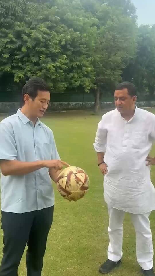 गढ़वाल की फुटबॉल प्रतिभाओं को तराशने के लिए मिला बाइचुंग भूटिया का साथ!
भारत के प्रसिद्ध पूर्व फुटबॉल खिलाड़ी और भारतीय फुटबॉल के ध्वजवाहक श्री बाइचुंग भूटिया से मुलाकात का अवसर मिला। इस अवसर पर गढ़वाल सहित पूरे उत्तराखंड में छिपी फुटबॉल प्रतिभाओं को तलाशने, उन्हें उचित मंच और बेहतर प्रशिक्षण उपलब्ध कराने पर सार्थक चर्चा हुई ।