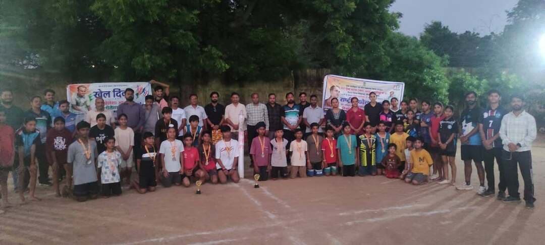 खिलाड़ियो के लिए आदर्श है मेजर ध्यानचंद- श्री सोलंकी
मेरा युवा केन्द्र द्वारा मेजर ध्यानचंद की जयंती पर खेल प्रतियोगिताऐं सम्पन्न
-----
शहर के पाली रोड़ स्थित देहात थाना खेल मैदान पर युवा कार्यक्रम एवं खेल मंत्रालय भारत सरकार के मेरा युवा भारत केन्द्र एवं जिला खो-खो संघ के संयुक्त तत्वावधान में गत शनिवार को हॉकी के जादूगर मेजर ध्यानचंद की जयंती के अवसर पर खो-खो प्रतियोगिता एवं हॉकी प्रतियोगिता का आयोजन किया गया, जिसमें एक सेंकड़ा से अधिक खिलाड़ियो ने भाग लेकर मेजर ध्यानचंद के प्रति सच्ची श्रृद्धांजलि प्रकट की।
इस दोरान जिला खो-खो संघ के अध्यक्ष श्री बिहारी सिंह सोलंकी, उपाध्यक्ष श्री विष्णु सिंहल, कोच श्री डेलन सिंह तुमराची, मेरा युवा केन्द्र से सुश्री तनवी दुबे, मुक्तिबोध युवक मंडल के श्री गिर्राज किशोर शर्मा, कोच श्री पंकज शर्मा सहित कई खिलाड़ी मौजूद रहे।
कार्यक्रम के प्रारम्भ में मेजर ध्यानचंद के चित्र पर माल्यार्पण एवं पुष्पांजलि अर्पित की गई, इसके बाद खो-खो ग्राउंड की पूजा करते हुए बालक एवं बालिका वर्ग के जूनियर, सीनियर वर्ग के खिलाड़ियो के बीच मैच हुआ। इस मौके पर सम्बोधित करते हुए खो-खो संघ के अध्यक्ष श्री बिहारी सिंह सोलंकी ने कहा कि श्योपुर जिले में खेल प्रतिभाऐं राज्य एवं राष्ट्रीय स्तर पर अपना लोहा मनवा चुकी हैं, यहां राष्ट्रीय स्तर के खिलाड़ी मौजूद हैं तो वहीं कई खिलाड़ी अभी और है जो आने वाले दौर में हमारे जिले का नाम राष्ट्रीय एवं अंतर्राष्ट्रीय स्तर पर पहंुचकर गौरव बढ़ायेंगे। इस दौरान बालक एवं बालिका वर्ग में प्रथम एवं द्वितीय स्थान प्राप्त करने वाले खिलाड़ियो को मेडल एवं शील्ड भेंटकर सम्मानित किया गया। इस मौके पर श्री दिनेश मंगल, श्री पूरणचंद शिवहरे, खो-खो संघ के सचिव श्री पंकज शर्मा, श्री शुभम बैरागी, शिक्षा विभाग से श्री देवेन्द्र सिकरवार, खेल विभाग से श्री आशीष शर्मा, श्री विनोद आदि मोजूद रहे।
-
CM Madhya Pradesh
Jansampark Madhya Pradesh
#JansamparkMP
#sheopur
