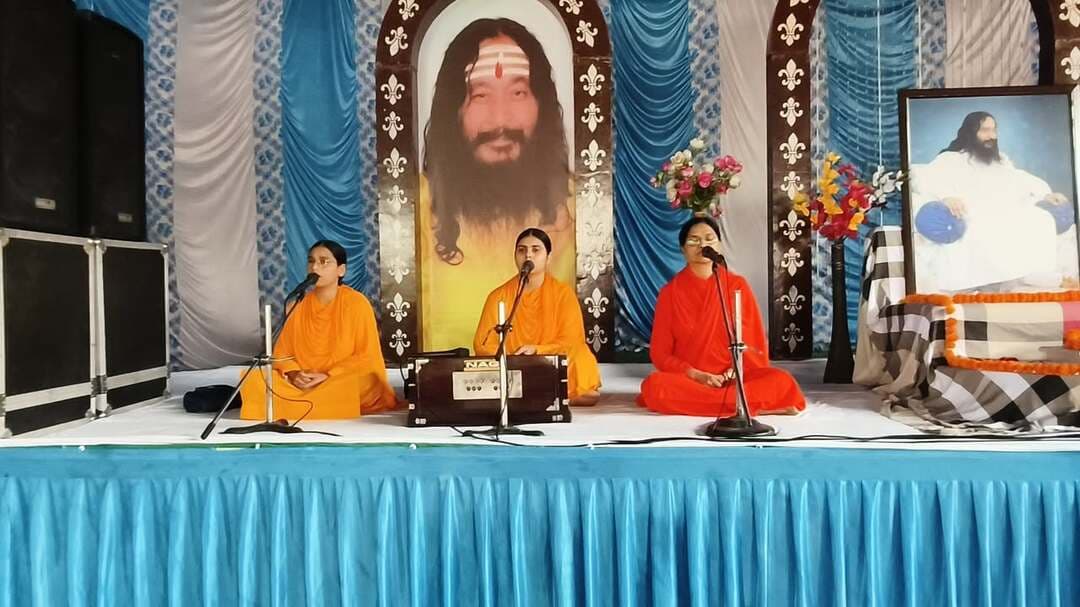 स्व अनुभूति से प्रकट हुआ विश्वास ही बनता है भक्ति की आधारशिलाः साध्वी नीलम भारती जी
जगाधरी, हनुमान गेट स्थित दिव्य ज्योति जाग्रति संस्थान आश्रम में साप्ताहिक सत्संग का आयोजन किया गया, जिसके दौरान परम पूजनीय दिव्य गुरु आशुतोष महाराज जी की शिष्या साध्वी सुश्री नीलम भारती जी ने भक्ति पथ पर चलते हुए विश्वास का महत्व समझाया और कहा कि विश्वास मानव जीवन की वह अमूल्य शक्ति है, जो व्यक्ति को जीवन की प्रत्येक परिस्थिति में आगे बढ़ने का साहस प्रदान करती है। साध्वी जी ने अपने प्रवचनों में कहा कि सच्ची भक्ति का आधार परमात्मा के प्रति अटूट विश्वास है। जब मनुष्य का अपने सद्गुरु और परमात्मा पर पूर्ण विश्वास होता है, तब जीवन में आने वाली कठिनाइयाँ भी हमारे आत्मिक विकास का माध्यम बन जाती हैं। विश्वास व्यक्ति को निराशा से आशा की ओर, भय से निर्भयता की ओर तथा भ्रम से सत्य की ओर ले जाता है। उन्होंने कहा कि संसार में मनुष्य अनेक प्रकार के संबंधों और वस्तुओं पर विश्वास करता है, किन्तु जब उसका विश्वास परमात्मा से जुड़ जाता है, तब उसके जीवन में एक अद्भुत शक्ति का संचार होता है। परिस्थितियाँ चाहे अनुकूल हों अथवा प्रतिकूल, सच्चा विश्वास व्यक्ति को विचलित नहीं होने देता। जिस प्रकार अंधकार में एक दीपक मार्ग को प्रकाशित करता है, उसी प्रकार परमात्मा के प्रति विश्वास जीवन के कठिनतम क्षणों में भी मनुष्य को सही दिशा प्रदान करता है। साध्वी नीलम भारती जी ने कहा कि विश्वास केवल शब्दों तक सीमित नहीं होना चाहिए, अपितु वह हमारे विचारों, व्यवहार और कर्मों में भी दिखाई देना चाहिए। सच्चे विश्वास का प्राकट्य अनुभव से होता है, जैसे कोई व्यक्ति अपनी आँखों से सूर्य को देख ले तो वह उसके अस्तित्व पर दृढ़ विश्वास करता है परन्तु कोई नेत्रहीन व्यक्ति ने कभी सूर्य को नहीं देखा तो उसका विश्वास सदैव भ्रम से आच्छादित रहेगा क्योंकि उसका विश्वास दूसरों के अनुभव पर आधारित होता है। इसीलिए आध्यात्मिक जीवन में विश्वास का वास्तविक आधार ब्रह्म ज्ञान के द्वारा आत्म साक्षात्कार है, जिसके द्वारा एक साधक अपने अंतः करण में परमात्मा के दर्शन करता है और तब विश्वास अथवा संशय के लिए कोई स्थान ही नहीं रहता। जब हम सद्गुरु की कृपा से अपने भीतर विराजमान परमात्मा को जान लेते हैं, तब हमारा विश्वास अनुभूति और आत्मिक अनुभव पर आधारित होता है। साध्वी जी ने अपनी प्रखर ओजस्वी वाणी में भक्तों को प्रेरित करते हुए कहा कि जीवन में आने वाली चुनौतियों से घबराने के बजाय परमात्मा पर विश्वास रखते हुए निरंतर आगे बढ़ना चाहिए। विश्वास वह शक्ति है जो असंभव प्रतीत होने वाले कार्यों को भी संभव बनाने का साहस देती है। अतः हमें अपने जीवन में विश्वास, धैर्य और सकारात्मकता को अपनाते हुए सद्गुरु के दिखाए भक्ति मार्ग पर निरंतर अग्रसर रहना चाहिए। अंत में साध्वी बहनों ने सुंदर भजनों का गायन किया। विश्व शांति हेतु प्रार्थना एवं ध्यान साधना के साथ कार्यक्रम का समापन किया गया।