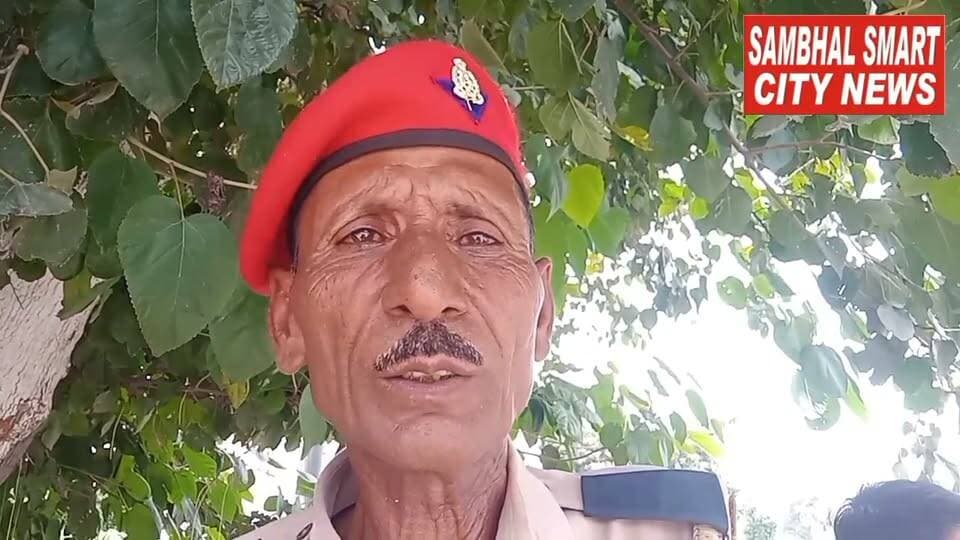सम्भल में Live बिजली के खंभे से यातायात पुलिस के होमगार्ड सतीश चंद को लगा करंट बची जान वीडियो को शेयर करने की अपील
यूपी के जनपद सम्भल में बिजली विभाग की लापरवाही आई सामने बिजली के खंभे से यातायात पुलिस के होमगार्ड सतीश चंद्र को लगा बिजली का करंट होमगार्ड सतीश चंद्र के पैर में आया गहरा निशान यातायात पुलिस कर्मियों में मचा हड़काम सदर कोतवाली क्षेत्र के चंदौसी चौराहे का है पुरा मामला
बाइट यातायात पुलिस के होमगार्ड सतीश चंद सम्भल