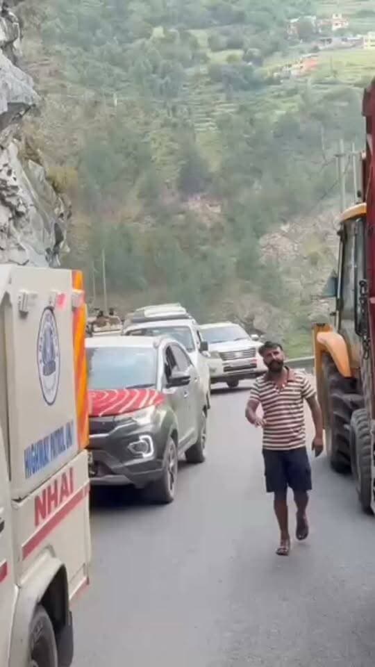 खड़ामुख में ट्रक का एक्सल फेल, मणिमहेश जाने वाले श्रद्धालु घंटों जाम में फंसे
NHAI ने कड़ी मशक्कत के बाद मशीनरी भेजकर खराब ट्रक को सड़क किनारे हटाया, मार्ग बहाल होने के बाद शुरू हुई वाहनों की आवाजाही
हिमाचल 84 टीवी ब्यूरो भरमौर/चंबा।
मणिमहेश यात्रा के बीच खड़ामुख के समीप राष्ट्रीय राजमार्ग पर एक ट्रक का एक्सल फेल होने से सड़क पर यातायात बाधित हो गया। खड़ामुख में चेनज 158+700 के पास ट्रक खराब होने के कारण मार्ग पर वाहनों की आवाजाही रुक गई, जिसके चलते मणिमहेश यात्रा पर जा रहे बड़ी संख्या में श्रद्धालुओं को काफी देर तक जाम में फंसे रहना पड़ा।
बताया जा रहा है कि ट्रक के अचानक खराब होने के बाद सड़क पर यातायात बाधित हो गया। मणिमहेश यात्रा के लिए इस समय बड़ी संख्या में श्रद्धालु भरमौर पहुंच रहे हैं और खड़ामुख से होकर मणिमहेश की ओर जाने वाले वाहनों की संख्या भी काफी अधिक है। ऐसे में ट्रक के सड़क पर फंसने से दोनों तरफ वाहनों की लंबी कतारें लग गईं।
स्थिति को देखते हुए भारतीय राष्ट्रीय राजमार्ग प्राधिकरण (NHAI) ने मार्ग को जल्द बहाल करने के लिए कड़ी मशक्कत की। NHAI की मशीनरी को मौके पर भेजा गया और जेसीबी की मदद से खराब ट्रक को धकेलकर सुरक्षित रूप से सड़क के किनारे खड़ा किया गया।
ट्रक को सड़क से हटाए जाने के बाद मार्ग को यातायात के लिए खोल दिया गया और वाहनों की आवाजाही दोबारा शुरू हो पाई। इसके बाद मणिमहेश यात्रा पर जा रहे श्रद्धालुओं और अन्य वाहन चालकों ने राहत की सांस ली।
NHAI की ओर से मणिमहेश यात्रा के दौरान श्रद्धालुओं की सुविधा और निर्बाध यातायात को लेकर मार्ग पर विशेष निगरानी रखी जा रही है। अधिकारियों का प्रयास है कि किसी भी कारण से सड़क पर उत्पन्न होने वाले अवरोध को जल्द से जल्द हटाकर यातायात सुचारू किया जा सके।
गौरतलब है कि मणिमहेश यात्रा के लिए इन दिनों बड़ी संख्या में श्रद्धालु भरमौर पहुंच रहे हैं, जिसके चलते भरमौर और मणिमहेश मार्ग पर वाहनों का दबाव भी बढ़ गया है। ऐसे में सड़क पर किसी वाहन के खराब होने से यातायात व्यवस्था प्रभावित होने की संभावना बनी रहती है।
