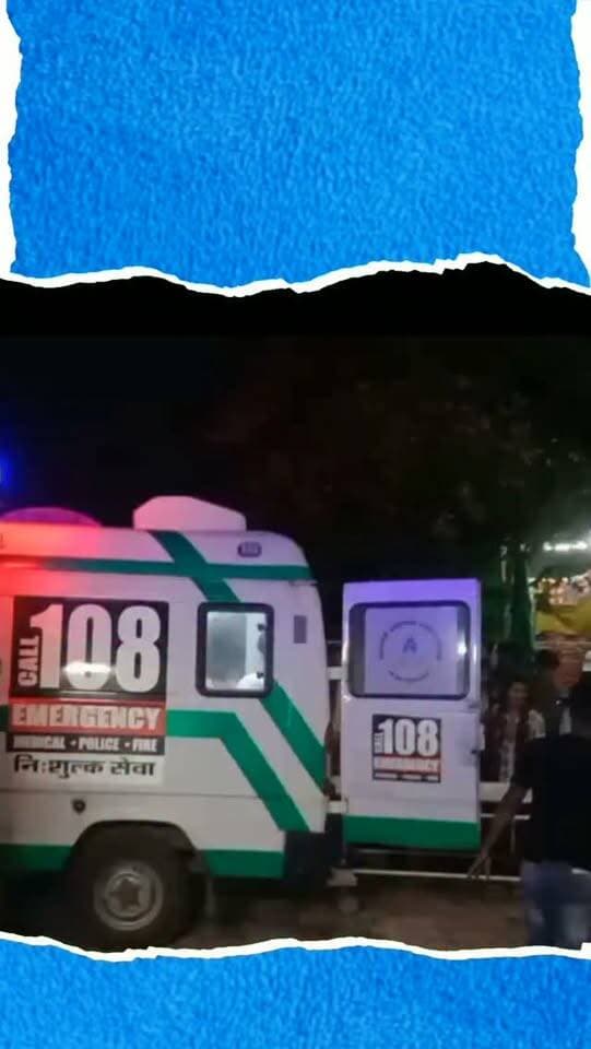प्रतापगढ़ जिले में धरियावद रोड पर बड़ी बंबोरी वेयर हाउस के पास रविवार रात दो बाइकों की आमने-सामने जोरदार भिड़ंत हो गई। हादसे में खतौड़ी गांव निवासी 25 वर्षीय अनिल और एक अन्य अज्ञात युवक की मौत हो गई, जबकि तीन लोग गंभीर रूप से घायल हो गए। घायलों में अनिल का भाई बादल और चचेरा भाई कुलदीप शामिल हैं, जिनका जिला अस्पताल में इलाज जारी है। तीनों युवक देवाक माता में पूर्व मुख्यमंत्री अशोक गहलोत की सभा से लौट रहे थे। मृतक अनिल की एक साल पहले ही शादी हुई थी। देवगढ़ थाना पुलिस ने मामला दर्ज कर जांच शुरू कर दी है।
#PratapgarhNews #RajasthanAccident #Pratapgarh #RoadAccident #CrimeNews