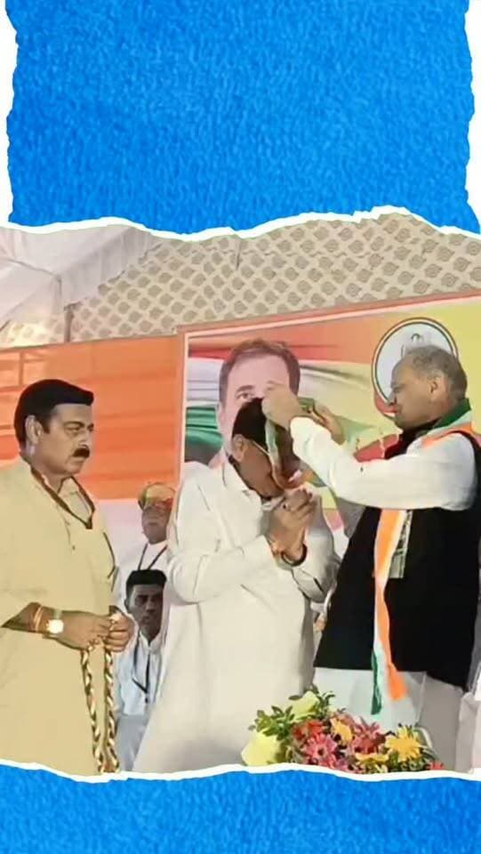 प्रतापगढ़: पूर्व मुख्यमंत्री अशोक गहलोत ने रविवार को प्रतापगढ़ का दौरा किया। दिवाक माता मंदिर में पूजा-अर्चना के बाद उन्होंने कांग्रेस की जन आक्रोश महारैली को संबोधित करते हुए भजनलाल शर्मा सरकार पर जमकर हमला बोला। गहलोत ने कहा कि भाजपा शासन में युवा, किसान और आमजन परेशान हैं। उन्होंने पेपर लीक, बेरोजगारी, बिजली और चिकित्सा व्यवस्था की अनदेखी, बदहाल सड़कों तथा खाद की किल्लत जैसे मुद्दों पर सरकार को घेरा। गहलोत ने आरोप लगाया कि कांग्रेस शासन की जनहितकारी योजनाओं को कमजोर किया जा रहा है। उन्होंने कार्यकर्ताओं से जनता की समस्याओं को लेकर सड़क पर संघर्ष करने का आह्वान किया।
#AshokGehlot #Pratapgarh #Congress #JanAakroshRally #RajasthanPolitics