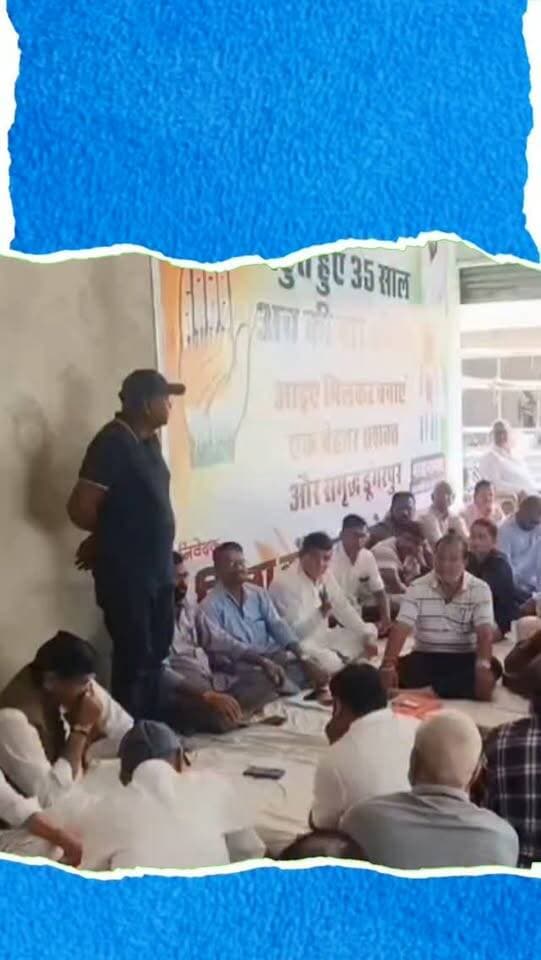 डूंगरपुर नगर परिषद चुनाव को लेकर कांग्रेस ने अपनी तैयारियां तेज कर दी हैं। नामांकन प्रक्रिया के अंतिम दौर में कांग्रेस चुनाव कार्यालय पर आयोजित बैठक में विधायक एवं जिला अध्यक्ष गणेश घोगरा, पूर्व सांसद ताराचंद भगोरा और पूर्व राज्य मंत्री डॉ. शंकर यादव सहित कई नेता शामिल हुए।
बैठक में भाजपा के 35 साल के शासन पर निशाना साधते हुए कांग्रेस नेताओं ने शहर की सड़क, पानी, बिजली और गेपसागर झील संरक्षण जैसे मुद्दे उठाए। कांग्रेस ने हर वार्ड में प्रभारी नियुक्त करने, पांच वार्डों पर चुनाव कार्यालय खोलने और घर-घर जनसंपर्क अभियान चलाने की रणनीति बनाई है। पार्टी नेताओं ने दावा किया कि इस बार जनता बदलाव के पक्ष में है और नगर परिषद में कांग्रेस का बोर्ड बनेगा।
#DungarpurNews #Dungarpur #RajasthanPolitics #INC #RajasthanNews