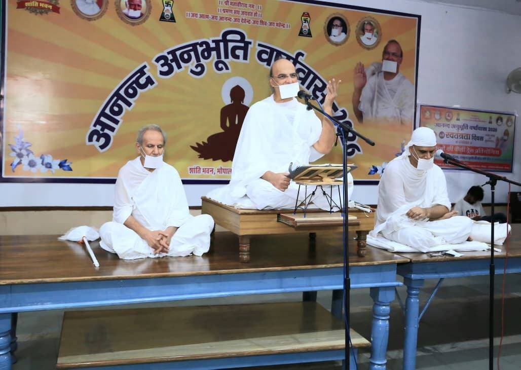 चेहरा नहीं, वाणी बताती है इंसान के संस्कार : युवाचार्य महेन्द्र ऋषिजी
‘रूप आंखों को भाता है, मधुर वाणी हृदय में घर बनाती है’—शांतिभवन में धर्मसभा के दौरान दिया वाणी संयम का संदेश
भीलवाड़ा (महेन्द्र नागौरी) रूप कुछ पल के लिए आकर्षित कर सकता है, लेकिन मधुर वाणी वर्षों तक दिल में जगह बनाए रखती है। मनुष्य का चेहरा उसका बाहरी परिचय है, जबकि उसकी वाणी भीतर के संस्कारों का आईना है। यह संदेश श्रमणसंघीय युवाचार्य महेन्द्र ऋषिजी ने रविवार को शांतिभवन में आयोजित धर्मसभा में दिया।
युवाचार्यश्री ने कहा कि वाणी की मधुरता केवल आवाज में नहीं, मन की निर्मलता में होती है। क्रोध शब्दों में ताप, अहंकार में कठोरता, माया में बनावट और लोभ में स्वार्थ भर देता है। इसलिए शब्दों को सुधारने से पहले मन के भावों को सुधारना जरूरी है।
उन्होंने कहा कि कोयल अपने रूप से नहीं, स्वर से पहचानी जाती है। इसी तरह इंसान की पहचान भी उसके चेहरे से ज्यादा उसके व्यवहार और बोलने के तरीके से बनती है। कठोर शब्द पलभर में निकलते हैं, लेकिन उनकी चोट वर्षों तक रह सकती है।
युवाचार्यश्री ने रंग-रूप को लेकर हीनभावना से बचने की सीख देते हुए कहा कि गोरा-काला, मोटा-पतला या बाहरी बनावट किसी की श्रेष्ठता तय नहीं करती। जो मिला है उसे स्वीकारें, जो सुधर सकता है उसे सुधारें और अपनी श्रेष्ठता को सही दिशा दें।
उन्होंने वाणी को सत्य, स्पष्ट और जिम्मेदार बनाने पर जोर दिया। कहा कि अधूरी और अपुष्ट बात समाज में भ्रम फैलाती है। अनावश्यक निंदा, विवाद और चर्चाओं में शब्दों के साथ मानसिक ऊर्जा भी नष्ट होती है।
गुरु आनन्द ऋषिजी का स्मरण करते हुए उन्होंने कहा कि उनकी वाणी में केवल स्वर नहीं, वात्सल्य था। तानसेन-अकबर के प्रसंग के जरिए उन्होंने समझाया कि दुनिया को प्रभावित करने के लिए किया गया गायन कला है, जबकि परमात्मा में तल्लीन होकर किया गया गायन साधना बन जाता है।
सिद्धितप की आराधना का अनुमोदन
इस अवसर पर युवाचार्यश्री सहित साधु-साध्वीवृंद और श्रीसंघ ने सिद्धितप में रत तप आराधकों की सुखसाता पूछकर तप की अनुमोदना की। तप आराधकों ने एक, तीन एवं पांच उपवास सहित विभिन्न तपों के प्रत्याख्यान ग्रहण किए।
शांतिभवन वर्षावास समिति एवं विभिन्न मंडलों के पदाधिकारियों और श्रद्धालुओं ने युवाचार्य महेन्द्र ऋषिजी, नवदीक्षित महक ऋषिजी, उपप्रवर्तिनी दिव्य ज्योतिजी, साध्वी रोचक दर्शनाजी व साध्वी सुबोधीजी आदि की तप आराधना की अनुमोदना की।
मंत्री नवरतनमल भलावत ने बताया कि 8 से 15 सितंबर तक पर्वाधिराज पर्युषण महापर्व के तहत शांतिभवन में प्रतिदिन प्रवचन, तप और विविध धार्मिक आयोजन होंगे।