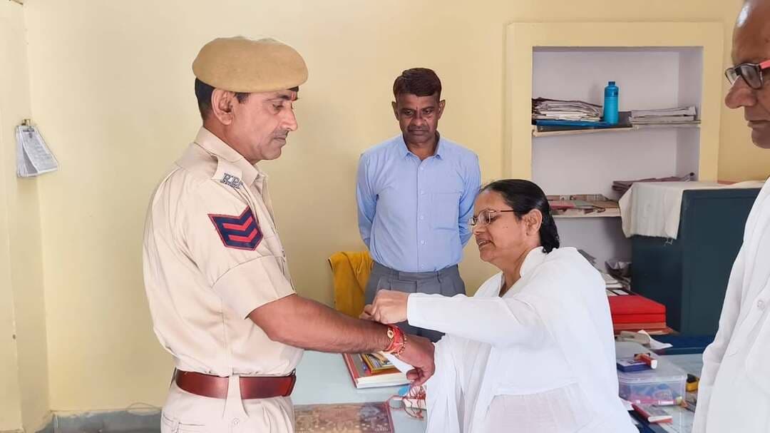 उपकारागृह शाहपुरा में रक्षाबंधन पर्व मनाया ब्रह्माकुमारी संगीता दीदी ने बांधे रक्षा सूत्र
शाहपुरा (भीलवाड़ा)-राजेन्द्र खटीक।
शाहपुरा-उपकारागृह शाहपुरा में रक्षाबंधन का पर्व श्रद्धा एवं आध्यात्मिक वातावरण के साथ मनाया गया। इस अवसर पर ब्रह्माकुमारी ईश्वरीय विश्वविद्यालय केंद्र शाहपुरा की बहन संगीता दीदी ने उपकारागृह में निरुद्ध बंदियों एवं कारागृह स्टाफ को रक्षा सूत्र बांधकर उनके सुखमय एवं सकारात्मक जीवन की कामना की।
कार्यक्रम के दौरान संगीता दीदी ने सभी भाइयों को अपराध से दूर रहकर खुशहाल और सम्मानजनक जीवन जीने के लिए प्रेरित किया। उन्होंने बंदियों को संबोधित करते हुए कहा कि अपराध का मूल कारण मनोविकार और बदले की भावना होती है। इसलिए प्रत्येक व्यक्ति को आत्मचिंतन कर अपने मन में उत्पन्न होने वाले क्रोध, लोभ, द्वेष, नशे एवं अन्य मनोविकारों को समाप्त करने का प्रयास करना चाहिए।
उन्होंने कहा कि मनुष्य यदि अपने विचारों और व्यवहार पर संयम रखे तथा सर्वशक्तिमान परमात्मा का स्मरण करे तो उसका मन शांति और सकारात्मक ऊर्जा से भर सकता है। मन की शांति व्यक्ति को सही निर्णय लेने तथा बुराइयों से दूर रहने की शक्ति प्रदान करती है।
संगीता दीदी ने उपस्थित बंदियों को आत्मचिंतन एवं सकारात्मक चिंतन के माध्यम से स्वयं में परिवर्तन लाने का संदेश दिया। उन्होंने राजयोग का अभ्यास भी कराया तथा बताया कि व्यक्ति को स्वयं ही अपने आपको बुराइयों से बचाने और आत्मसंयम रखने का संकल्प लेना चाहिए। जब व्यक्ति अपने जीवन में अच्छाई, संयम और सदाचार को अपनाकर स्वयं की रक्षा करता है, तब परमात्मा भी उसका साथ देते हैं।
उन्होंने कहा कि रक्षाबंधन का पर्व केवल भाई-बहन के प्रेम का प्रतीक ही नहीं, बल्कि बुराइयों से दूर रहकर आत्मरक्षा एवं सदाचार के मार्ग पर चलने का संकल्प लेने का अवसर भी है। इस अवसर पर बंदियों एवं कारागृह स्टाफ को सकारात्मक सोच, नशामुक्त जीवन और अपराध से दूर रहने का संदेश दिया गया।
कार्यक्रम में उपकारापाल किशन लाल मीणा सहित समस्त कारागृह स्टाफ सदस्य उपस्थित रहे।