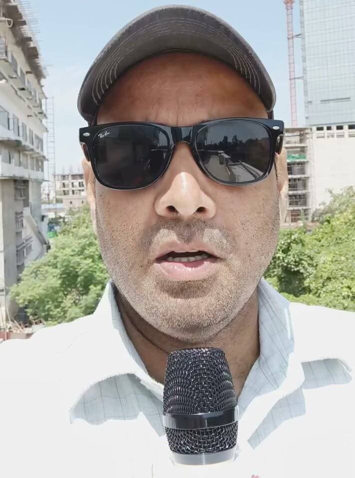 सोन में 62 राउंड की ‘बालू वॉर’ : नाव पर रंगदारी लेने पहुंचे थे, पुलिस को देखते ही बरसा दीं 40 गोलियां
टॉप-10 वांटेड अनीश को पैर में लगी गोली, SI भी घायल. पुलिस की जवाबी फायरिंग में 22 राउंड चले; कार्बाइन-पिस्टल समेत 5 हथियार और 25 कारतूस बरामद
पटना/बिहटा, 30 अगस्त. सोन नदी में रविवार की सुबह सिर्फ गोलियां नहीं चलीं, बालू के उस काले खेल की पूरी तस्वीर सामने आई, जिसमें नाव रंगदारी का अड्डा और दियारा अपराधियों का ऑपरेशनल जोन बन जाता है. सुबह करीब 5:30 बजे पुलिस को सूचना मिली कि नदी के बीच नाव से बालू निकालने वाले मल्लाहों से अपराधी रंगदारी वसूल रहे हैं. पुलिस टीम पहुंची तो अपराधियों ने फायरिंग शुरू कर दी. इसके बाद नदी के बीच करीब 62 राउंड गोलियां चलीं.
पुलिस के मुताबिक अपराधियों ने करीब 40 राउंड, जबकि पुलिस ने जवाब में 22 राउंड फायर किए. मुठभेड़ में पटना पुलिस के टॉप-10 वांटेड अपराधियों में शामिल अनीश कुमार उर्फ अविनाश कुमार के पैर में गोली लगी. उसे PMCH में भर्ती कराया गया है. SI राजू कुमार सिंह के हाथ में गोली लगी, जबकि बिहटा SHO अमित कुमार के सिर में चोट आई है.
पुलिस ने मौके से पीयूष कुमार को गिरफ्तार किया. बाकी अपराधी नदी में कूदकर फरार हो गए. घटनास्थल से एक देसी राइफल, एक देसी कार्बाइन, दो देसी पिस्टल, एक कट्टा, 25 जिंदा कारतूस और अपराधियों की नाव बरामद हुई है.
---
पहली सूचना से एनकाउंटर तक: रंगदारी की कॉल ने खोला ऑपरेशन
सुबह पुलिस को जानकारी मिली कि सोन के बीच अपराधियों का गैंग नाव पर पहुंचकर बालू निकालने वाले मल्लाहों से रंगदारी वसूल रहा है. सूचना को गंभीरता से लेते हुए स्पेशल टीम ने नदी में घेराबंदी की.
पुलिस के पहुंचते ही अपराधियों को शक हुआ. पुलिस ने रुकने का इशारा किया, लेकिन जवाब में फायरिंग शुरू हो गई. नदी के बीच नाव पर मौजूद अपराधियों और पुलिस टीम के बीच सीधी मुठभेड़ शुरू हो गई.
कुछ ही देर में 62 राउंड फायरिंग ने पूरे ऑपरेशन का स्वरूप बदल दिया. पुलिस की कार्रवाई में अनीश घायल हुआ और पीयूष पकड़ा गया. बाकी अपराधी नदी में कूदकर निकल गए.
---
अनीश पर गोली लगी, लेकिन निशाने पर पूरा गैंग
इस एनकाउंटर का सबसे बड़ा क्राइम एंगल अनीश की पहचान है. पुलिस रिकॉर्ड में अनीश कुमार उर्फ अविनाश कुमार का नाम टॉप-10 मोस्ट वांटेड अपराधियों में बताया गया है.
पुलिस के अनुसार, पिछले साल भी उसके पास से भारी मात्रा में हथियार बरामद हुए थे और AK-47 बरामदगी का मामला सामने आया था. यानी रविवार को नदी में पकड़ा गया अपराधी कोई अचानक सामने आया हथियारबंद बदमाश नहीं, बल्कि पुलिस के रिकॉर्ड में पहले से गंभीर अपराधी के तौर पर दर्ज है.
यही वजह है कि अब जांच का फोकस सिर्फ एनकाउंटर तक सीमित नहीं रहेगा. पुलिस के सामने बड़ा सवाल है—अनीश के साथ नदी में मौजूद बाकी लोग कौन थे और सोन के बालू कारोबार में उसका नेटवर्क कितना बड़ा है?
---
सोन का ‘पीला सोना’, जिसकी कीमत सिर्फ रुपये नहीं
सोन का बालू लंबे समय से अपराध के लिए बड़ा ट्रिगर रहा है. बालू की ऊंची कीमत ने नदी और दियारा क्षेत्र में वर्चस्व की लड़ाई को जन्म दिया है.
यहां लड़ाई सिर्फ बालू निकालने की नहीं होती. किसकी नाव चलेगी, कौन बालू निकालेगा और किससे रंगदारी वसूली जाएगी—इसी वर्चस्व पर गैंग आमने-सामने आते हैं.
रविवार का एनकाउंटर इसी पैटर्न की तस्वीर दिखाता है. अपराधी नदी के बीच नाव पर पहुंचे. उनके पास एक-दो नहीं, बल्कि राइफल, कार्बाइन, पिस्टल और कट्टा जैसे कई हथियार थे. यानी यह सामान्य रंगदारी वसूली से ज्यादा हथियारबंद गैंग ऑपरेशन जैसा था.
---
2022 का अमनाबाद-कटेसर कांड क्यों याद आया?
बिहटा के अमनाबाद-कटेसर इलाके में 2022 में बालू के वर्चस्व की लड़ाई खूनी हो चुकी है. चार लोगों की हत्या हुई थी और मौके से 500 से ज्यादा खोखे मिलने की बात सामने आई थी.
उस घटना और आज के एनकाउंटर के बीच एक पैटर्न साफ दिखता है—सोन का बालू जितना कीमती, उसका वर्चस्व उतना ही हिंसक.
आज फिर नदी के बीच गोलियां चलीं. फर्क सिर्फ इतना है कि इस बार पुलिस टीम सीधे गैंग के सामने थी.
---
पुलिस के सामने अब ‘फरार नावों’ का सवाल
मुठभेड़ में एक अपराधी घायल हुआ और एक गिरफ्तार, लेकिन कहानी यहां खत्म नहीं होती. कई अपराधी नदी में कूदकर फरार हो गए.
इसलिए पुलिस का अगला ऑपरेशन सिर्फ घटनास्थल की जांच नहीं, बल्कि फरार गैंग की तलाश है. सोन नदी में नावों की चेकिंग शुरू कर दी गई है. STF और BSAP को भी बिहटा भेजा गया है.
पुलिस अब यह खंगाल रही है कि घटनास्थल पर कितने लोग थे, फरार अपराधी किस दिशा में निकले और उनके पास मौजूद हथियारों का स्रोत क्या है.
---
62 राउंड का मतलब क्या?
रविवार की घटना को सिर्फ एक पुलिस एनकाउंटर मानना सोन के क्राइम पैटर्न को छोटा करके देखना होगा.
40 राउंड अपराधियों की ओर से और 22 राउंड पुलिस की ओर से—कुल 62 राउंड.
इन 62 गोलियों के पीछे एक ऐसा क्राइम इकोसिस्टम दिखाई देता है, जहां बालू → नाव → रंगदारी → हथियार → गैंगवार एक-दूसरे से जुड़े हैं.
अनीश घायल होकर पुलिस की गिरफ्त में है. पीयूष पकड़ा जा चुका है. लेकिन नदी में कूदकर फरार हुए बाकी अपराधी इस कहानी का अगला चैप्टर हैं.
सोन में आज पुलिस ने सिर्फ एक अपराधी को गोली लगने के बाद पकड़ा नहीं है. उसने बालू के उस गैंग नेटवर्क पर हाथ डाला है, जो नदी के बीच नाव को अपना ‘क्राइम जोन’ बनाकर रंगदारी वसूल रहा था. अब असली परीक्षा एनकाउंटर के बाद शुरू होगी—क्या पुलिस अनीश से आगे बढ़कर उस पूरे नेटवर्क तक पहुंच पाती है?