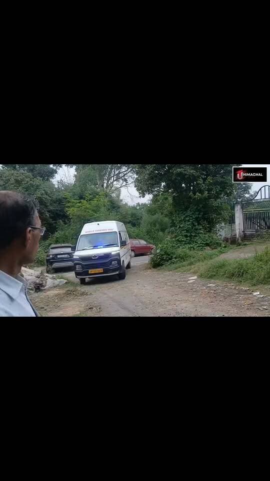 बिलासपुर बरठीं हत्याकांड: मौके पर पहुंची पुलिस और फॉरेंसिक टीम, साक्ष्य जुटाने की प्रक्रिया शुरू
बिलासपुर के बरठीं के पास संगासवीं में 42 वर्षीय धर्मेंद्र ठाकुर की मौत के मामले में पुलिस और फॉरेंसिक टीम मौके पर पहुंच गई है। टीम ने घटनास्थल और मृतक के घर पर पहुंचकर साक्ष्य जुटाने की प्रक्रिया शुरू कर दी है।
फॉरेंसिक टीम मौके पर मौजूद चीजों की बारीकी से जांच कर रही है, वहीं पुलिस भी घटनाक्रम से जुड़े हर पहलू को खंगाल रही है। टीम द्वारा मृतक की बाइक समेत अन्य महत्वपूर्ण साक्ष्यों की भी जांच की जा रही है।
इस मामले में फिलहाल एक आरोपी को पुलिस गिरफ्तार कर चुकी है। वहीं, पुलिस अन्य संदिग्ध लोगों की भूमिका की भी जांच कर रही है। जांच आगे बढ़ने के साथ ही यह साफ होगा कि घटना में और कौन-कौन लोग शामिल थे और पुलिस की ओर से आगे क्या कार्रवाई की जाती है।
फिलहाल मौके पर पुलिस और फॉरेंसिक टीम की कार्रवाई जारी है। सामने आए साक्ष्यों और जांच के आधार पर मामले में आगे की तस्वीर स्पष्ट होगी।
#UTHimachal #UniqueTodayNews #Bilaspur #Berthin #Sangaswin #HimachalNews #CrimeNews #HimachalPradesh #ForensicTeam #PoliceInvestigation #MurderCase #BreakingNews
