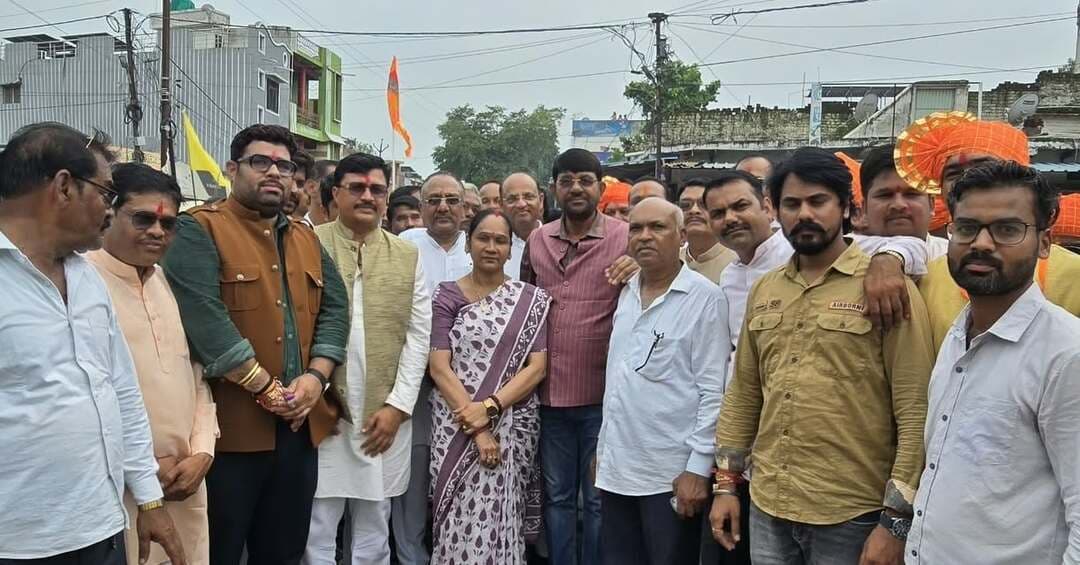 शिक्षा, एकता और सौहार्द से ही समाज की प्रगति संभव — राज्यमंत्री श्री लखन पटेल
भगवान लव-कुश जयंती समारोह, पथरिया में राज्यमंत्री श्री लखन पटेल ने समाजजनों को शिक्षा, एकता और आपसी सौहार्द का संदेश दिया।
उन्होंने बच्चों को गुणवत्तापूर्ण शिक्षा दिलाने, आपसी विवादों का संवाद से समाधान करने और समाज के विकास में सक्रिय भागीदारी का आह्वान किया।