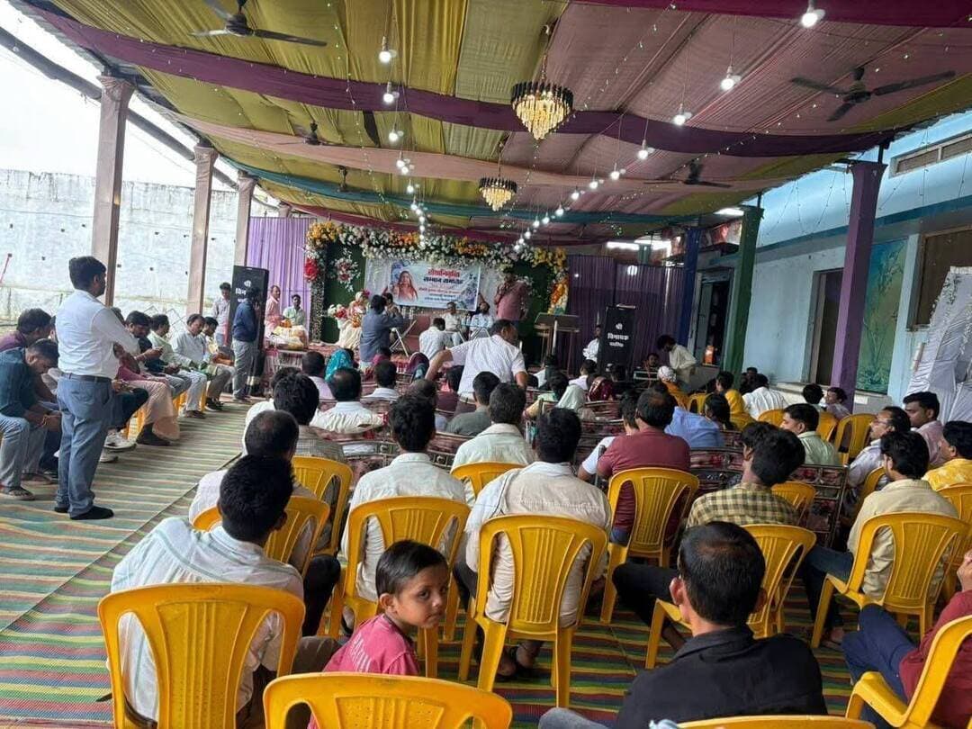 प्रदेश के आनंद विभाग राज्यमंत्री स्वतंत्र प्रभार लखन पटेल ने आज पथरिया में आंगनवाड़ी कार्यकर्ता तुलसा पटेल के सेवानिवृत्ति सम्मान समारोह में सम्मिलित होकर उन्हें शुभकामनाएँ दी।
उन्होंने कहा श्रीमती पटेल आंगनवाड़ी कार्यकर्ता के रूप में अपने सेवाकाल के दौरान पूर्ण निष्ठा एवं समर्पण के साथ बच्चों के पोषण, स्वास्थ्य एवं माताओं के कल्याण के लिए सराहनीय कार्य किया।
उनके सुखद, स्वस्थ एवं सम्मानपूर्ण सेवानिवृत्त जीवन के लिए हार्दिक शुभकामनाएँ।