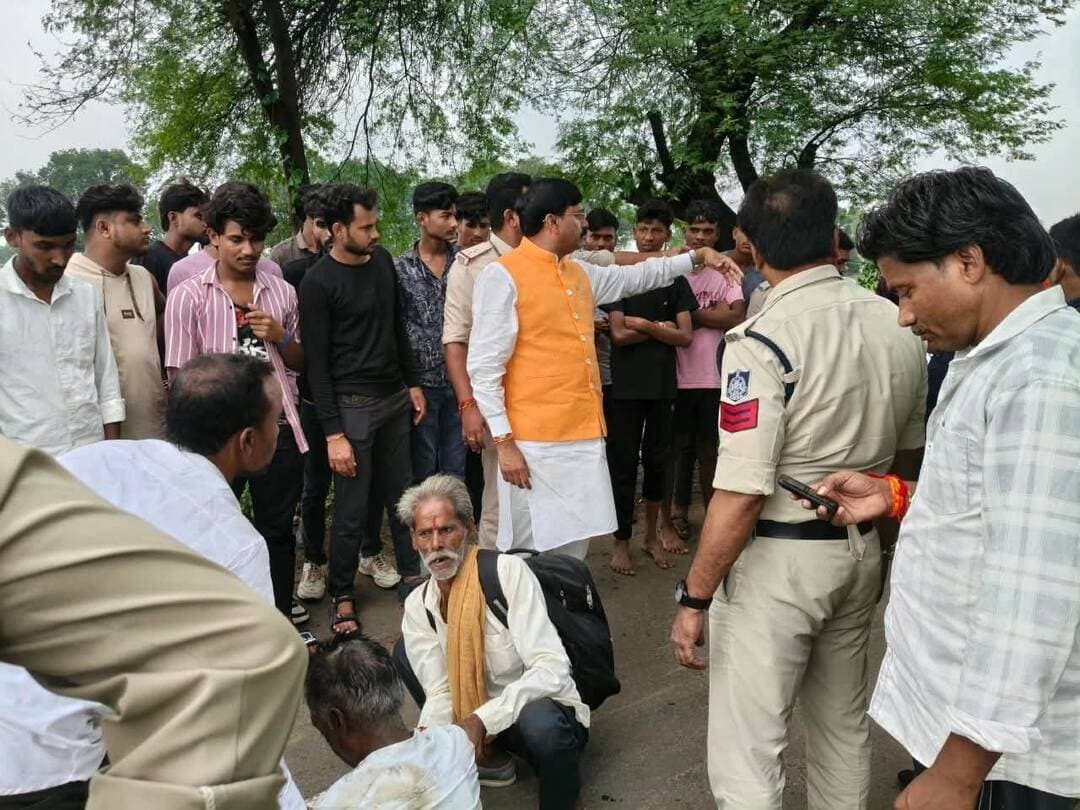 संवेदनशीलता, तत्परता और सेवा का परिचय।
घायल युवक की मदद को तत्काल रुके राज्यमंत्री श्री लोधी
प्रदेश के संस्कृति, पर्यटन, धार्मिक न्यास एवं धर्मस्व राज्यमंत्री स्वतंत्र प्रभार धर्मेंद्र सिंह लोधी ने सड़क हादसे में घायल युवक को तत्काल सहायता पहुंचाते हुए काफिले की फॉलो गाड़ी से दमोह जिला अस्पताल भिजवाया।
#damoh