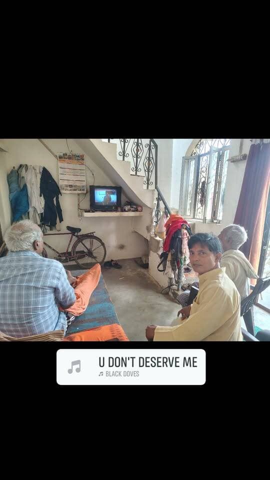 मन की बात के 137वें एपिसोड को शैलेश कुमार राजभर ने ग्रामीणों के साथ सुना
संत कबीर नगर। प्रधानमंत्री नरेंद्र मोदी के लोकप्रिय रेडियो कार्यक्रम ‘मन की बात’ के 137वें एपिसोड को रविवार को बघौली मंडल के भगवानपुर में ग्रामीणों एवं भाजपा कार्यकर्ताओं के साथ सुना गया।कार्यक्रम का आयोजन बूथ अध्यक्ष रामकरन राजभर द्वारा सेक्टर अध्यक्ष मोहन गिरि के आवास पर किया गया। कार्यक्रम में मुख्य अतिथि के रूप में भारतीय जनता पार्टी पिछड़ा वर्ग मोर्चा गोरखपुर क्षेत्र के क्षेत्रीय उपाध्यक्ष, अखिल भारतीय जल सत्याग्रह आंदोलन के राष्ट्रीय अध्यक्ष एवं अखिल भारतीय राजभर संगठन के राष्ट्रीय महासचिव शैलेश कुमार राजभर उपस्थित रहे।मन की बात कार्यक्रम सुनने के उपरांत शैलेश कुमार राजभर ने कहा कि प्रधानमंत्री नरेंद्र मोदी के विचारों और संदेशों से आम जनमानस में जागरूकता बढ़ रही है। प्रधानमंत्री के व्यक्तित्व एवं कार्यों से प्रेरित होकर लोग समाज और राष्ट्र के विकास में अपनी भागीदारी सुनिश्चित करने के लिए आगे बढ़ रहे हैं।
उन्होंने कहा कि केंद्र एवं प्रदेश सरकार द्वारा संचालित लोककल्याणकारी योजनाओं का लाभ समाज के अंतिम व्यक्ति तक पहुंच रहा है, जिससे आमजन सरकार की नीतियों से प्रभावित हैं। उन्होंने विश्वास व्यक्त करते हुए कहा कि वर्ष 2027 में उत्तर प्रदेश में पुनः प्रचंड बहुमत के साथ सरकार बनाने का संकल्प कार्यकर्ताओं एवं आमजन में दिखाई दे रहा है।
इस अवसर पर राम अजोर गोंड, जोखन गिरि, बुधिराम राजभर, रवि देव नायक, जयराम यादव, राम प्रसाद चौधरी, बूथ अध्यक्ष रामकरन राजभर, बूथ अध्यक्ष दीपक राजभर, सेक्टर अध्यक्ष मोहन गिरि, कमलेश विश्वकर्मा, बेचन मौर्य, ओमप्रकाश गुप्ता, बेचन गौतम, फातिमा हुसैन, मंगला प्रसाद त्रिपाठी, गंगाराम प्रजापति सहित बड़ी संख्या में ग्रामीण एवं कार्यकर्ता उपस्थित रहे।#Varlnews @highlight #LatestNews #Khalilabadnews #SantKabirNagarnews #nishpakshpatrkarita