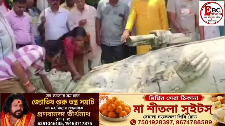 দুর্গাপুরে ভাঙা হল নেহরুর মূর্তি, ২৪ ঘণ্টার ডেডলাইন কংগ্রেসের
দুর্গাপুরে আক্রান্ত দেশের প্রথম প্রধানমন্ত্রী জওহরলাল নেহরুর মূর্তি। অভিযোগ, মূর্তিটি ক্রেন দিয়ে উপড়ে পাশের জঙ্গলে ফেলে দেওয়া হয়েছে। ঘটনাটি ঘটেছে হর্ষবর্ধন প্রাইমারি স্কুলের পাশে থাকা একটি মেডিটেশন সেন্টারের সামনে।
কংগ্রেসের অভিযোগ, শুক্রবার রাখিবন্ধন অনুষ্ঠানের জন্য জায়গা খালি করতেই এই কাণ্ড ঘটানো হয়েছে। ঘটনার পরই ক্ষোভে ফেটে পড়ে জেলা কংগ্রেস নেতৃত্ব। তারা এই ঘটনার জন্য বিজেপিকে দায়ী করেছে।
জেলা কংগ্রেস সভাপতি দেবেশ চক্রবর্তী বলেন, “নেহরুর মূর্তিটি ক্রেন দিয়ে উপড়ে জঙ্গলে ফেলে দেওয়া হয়েছে। সেখানে রাখিবন্ধনের অনুষ্ঠান হয়েছে, যেখানে দুর্গাপুর পূর্বের বিধায়কও ছিলেন। নেহরুর এই অপমান আমরা মানব না। পুলিশকে ২৪ ঘণ্টা সময় দিচ্ছি মূর্তি স্বস্থানে ফেরানোর, না হলে আমরা বৃহত্তর আন্দোলনে নামব।”
যদিও কংগ্রেসের অভিযোগ উড়িয়ে দিয়েছেন দুর্গাপুর পূর্বের বিজেপি বিধায়ক চন্দ্রশেখর বন্দ্যোপাধ্যায়। তাঁর পাল্টা দাবি, “কংগ্রেসের একটি গোষ্ঠী চোরাভাবে তৃণমূল করছে, তারাই এই কাজ করেছে। এর সঙ্গে বিজেপির কোনও যোগ নেই। আমিই একবার দাঁড়িয়ে থেকে রাজীব গান্ধীর মূর্তি ভাঙা আটকেছি। নেহরুর মূর্তি ভাঙার পিছনেও বিজেপি নেই, দোষীদের শাস্তি চাই।”
এই ঘটনাকে কেন্দ্র করে দুর্গাপুরের রাজনৈতিক মহলে তীব্র চাঞ্চল্য ছড়িয়েছে।