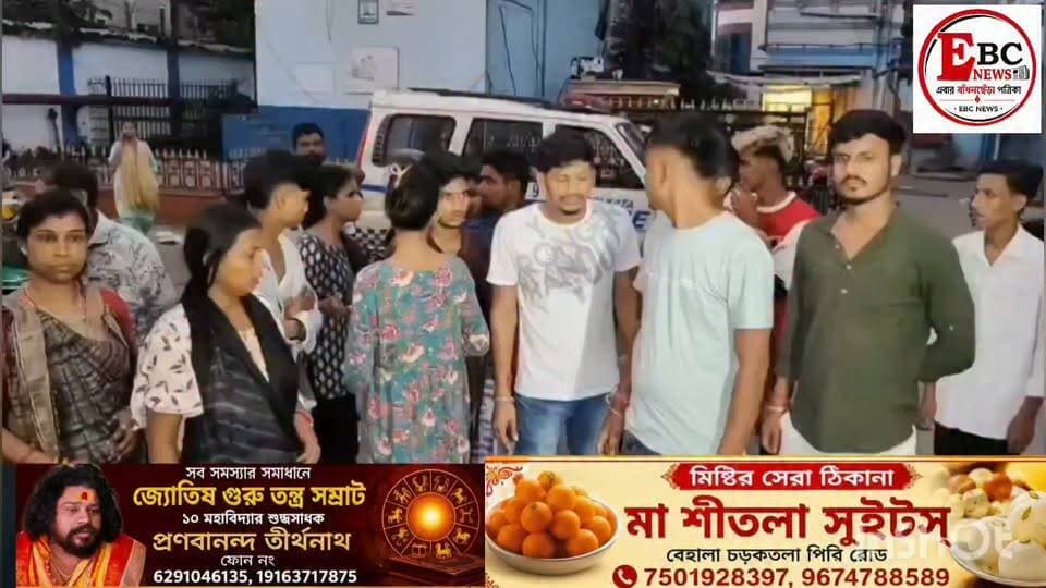 নর্থ পোর্টে রাতের শহরে গু/লি, পয়েন্ট ব্ল্যা/ঙ্ক রে/ঞ্জে গু/লিবি/দ্ধ ব্য/ক্তি
রাতের শহরে ফের গু/লির শব্দ। নর্থ পোর্ট থানা এলাকার মন্ডল স্ট্রিট সংলগ্ন পাথুরিয়াঘাটে গু/লি/বি/দ্ধ হলেন এক ব্য/ক্তি। শনিবার গভীর রাতে এই ঘটনাকে ঘিরে এলাকায় চাঞ্চল্য ছড়িয়ে পড়ে। গু/লি/বি/দ্ধ ব্য/ক্তির নাম সন্তোষ চৌধুরী। আশঙ্কাজনক অবস্থায় তাঁকে কলকাতা মেডিকেল কলেজ হাসপাতালে ভর্তি করা হয়েছে।
পুলিশ সূত্রে জানা গিয়েছে, শনিবার রাত প্রায় ১২টা নাগাদ পাথুরিয়াঘাট এলাকায় এসে পরপর কয়েক রা/উ/ন্ড গু/লি চালানোর অভিযোগ ওঠে কার্তিক সনকার ওরফে ‘খরগোশ’-এর বিরুদ্ধে। অভিযোগ, এলাকা ফাঁকা হয়ে যাওয়ার পর সন্তোষ চৌধুরীকে লক্ষ্য করে প/য়েন্ট ব্ল্যা/ঙ্ক রেঞ্জ থেকে গু/লি চালানো হয়। তাঁর পেটে গু/লি লাগে। র/ক্তা/ক্ত অবস্থায় মাটিতে লুটিয়ে পড়েন তিনি।
ঘটনার পর অভিযুক্ত কার্তিক একটি স্কুটিতে চেপে ঘটনাস্থল থেকে পালিয়ে যায় বলে অভিযোগ। বর্তমানে সে পলাতক। তার খোঁজে তল্লাশি শুরু করেছে পুলিশ।
স্থানীয় সূত্রে দাবি, গু/লি/বি/দ্ধ সন্তোষ চৌধুরী এবং অভিযুক্ত কার্তিক সনকার সম্পর্কে ভায়রা ভাই। কার্তিকের সঙ্গে তাঁর স্ত্রীর বেশ কিছুদিন ধরে পারিবারিক বিবাদ চলছিল। সেই বিবাদকে কেন্দ্র করে পরিবারের অন্যান্য সদস্যদের সঙ্গেও গন্ডগোল তৈরি হয়েছিল বলে জানা যাচ্ছে। পরিবারের সদস্যদের দাবি, সেই পারিবারিক বিবাদের জেরেই সন্তোষের উপর হামলা চালানো হয়ে থাকতে পারে।
ঠিক কী কারণে গু/লি চালানো হল, হামলার পিছনে পারিবারিক বিবাদই মূল কারণ কি না এবং ঘটনায় আরও কেউ জড়িত রয়েছে কি না—সবদিক খতিয়ে দেখছে নর্থ পোর্ট থানার পুলিশ। ঘটনাস্থল থেকে গু/লির খোল বা অন্যান্য নমুনা সংগ্রহ করা হয়েছে কি না, তা-ও খতিয়ে দেখা হচ্ছে। তদন্তের পাশাপাশি পলাতক অভিযুক্তের সন্ধানে তল্লাশি চালাচ্ছে পুলিশ।