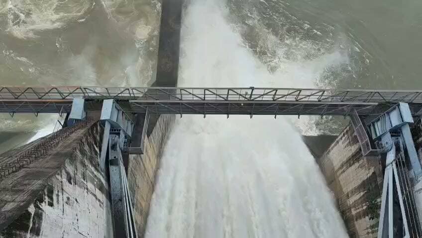 अत्यधिक जलभराव के कारण बाणसागर डैम से पानी छोड़ा गया,
बाणसागर बांध के कैंचमेन्ट में वर्षा की सक्रियता एवं बढ़ते हुये जल स्तर को दृष्टिगत रखते हुये बाध के 06 नग रेडियल गेट, 02-02 मी. खोलकर स्पिलवे के माध्यम से सोननदी में 2454 क्यूमेक्स जल प्रवाह किया जा रहा है ।
#Shahdol
