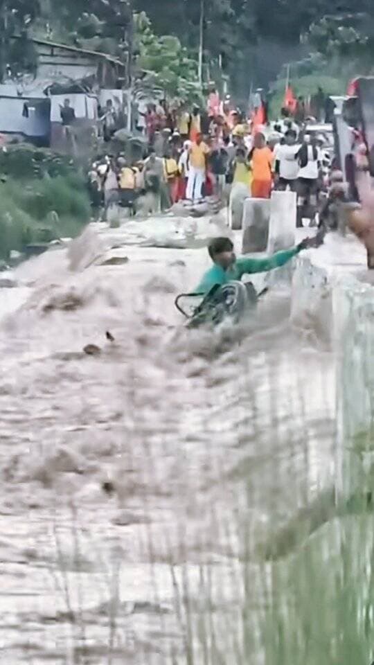 ❌ उफान मारती नदियों, बहते नालों और जलभराव वाले रास्तों को पार करने की कोशिश बिल्कुल न करें।
❌ पानी के तेज बहाव और गहराई का अंदाजा लगाना नामुमकिन होता है।
ज़रूरी बातें याद रखें:
पानी से भरे रास्तों पर गाड़ी डालने से बचें।
बच्चों और मवेशियों को पानी के तेज बहाव से दूर रखें।
किसी भी आपात स्थिति में स्थानीय प्रशासन की दी गई चेतावनियों का पालन करें।
आपकी सुरक्षा ही आपके परिवार की खुशी है। जान है तो जहान है! 🙏
#MonsoonSafety #StaySafe #RainySeason #SafetyFirst #MonsoonAlert Awareness