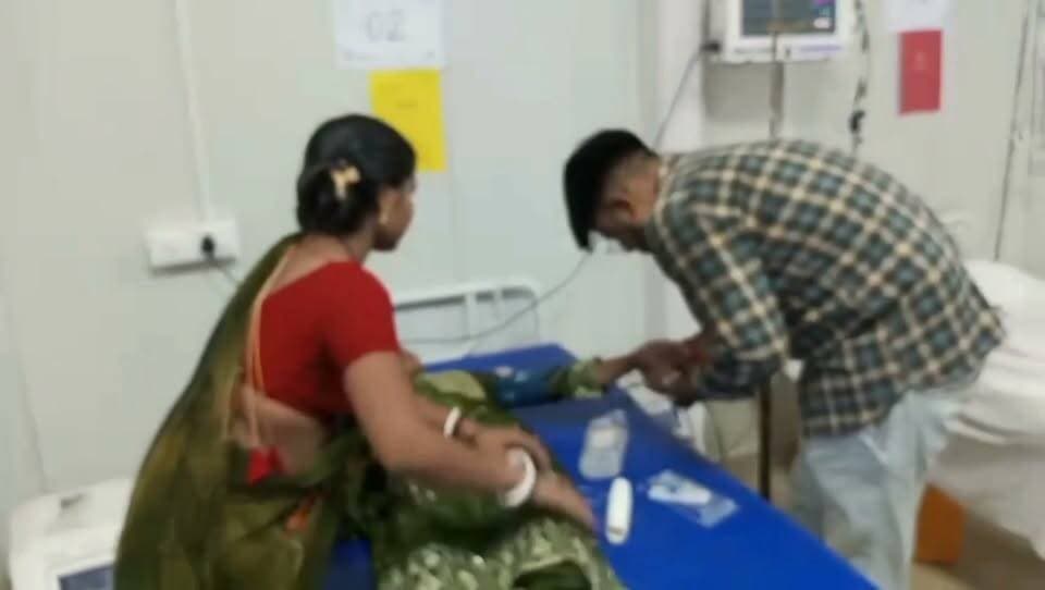 मोबाइल चार्ज लगाते समय विद्युत स्पर्शघात से युवती घायल, घटना झिकटिया गांव की है।#Madanpur #Jhiktia #ElectricShock #ElectricShockIncident #MobileCharger #ElectricalAccident #GirlInjured #YouthInjured #CHCMadanpur #HealthNews #LocalNews #Aurangabad #BiharNews #BiharNewsUpdate #AccidentNews #SafetyFirst #ElectricalSafety #MobileCharging #BreakingNews #LatestNews