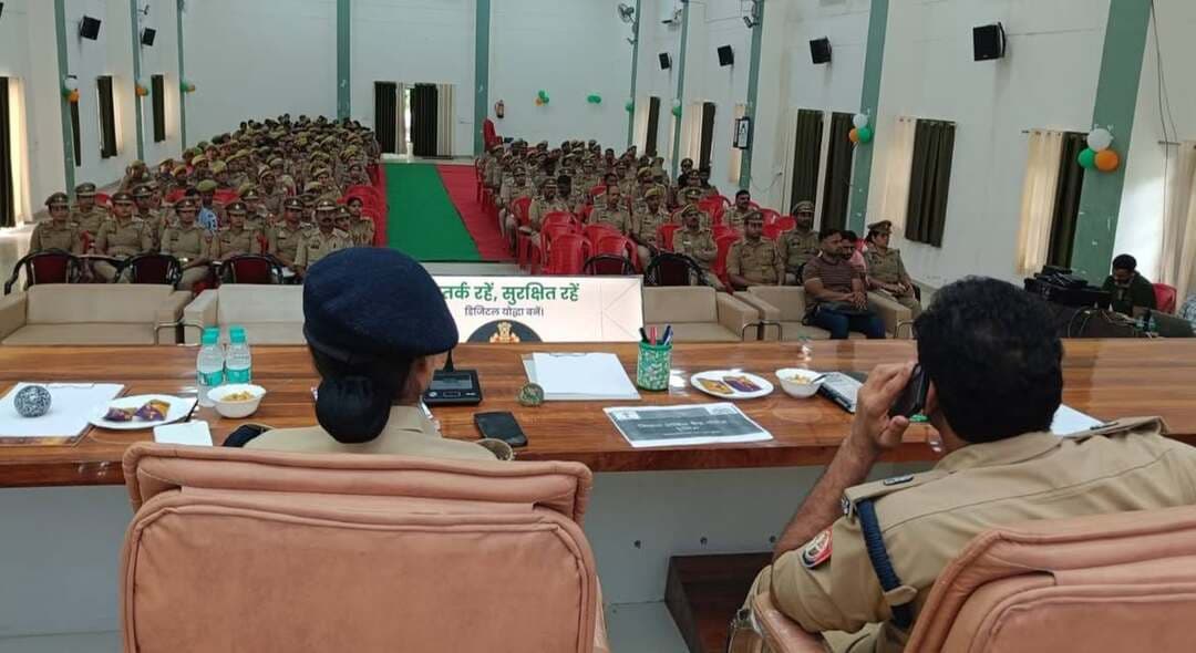 फिरोजाबाद मिशन शक्ति केंद्रों को मजबूत करने के लिए पुलिस की विशेष कार्यशाला, 23 केंद्रों पर दिया गया प्रशिक्षण
वरिष्ठ पुलिस अधीक्षक के निर्देशन में मिशन शक्ति-05 के तहत जनपद में संचालित 23 मिशन शक्ति केंद्रों की कार्यप्रणाली को और सशक्त बनाने के लिए एक दिवसीय विशेष प्रशिक्षण कार्यशाला का आयोजन किया गया।
30 अगस्त 2026 को पुलिस लाइन स्थित बहुउद्देशीय हॉल में अपर पुलिस अधीक्षक नगर एवं क्षेत्राधिकारी सिरसागंज के मार्गदर्शन में सभी केंद्र प्रभारियों, टीमों और महिला रिक्रूट्स को प्रशिक्षित किया गया।
कार्यशाला में तीन मुख्य बिंदुओं पर प्रशिक्षण दिया गया - MSK पोर्टल पर शिकायतों के त्वरित निस्तारण, SOG, सर्विलांस और साइबर सेल के माध्यम से महिलाओं के विरुद्ध डिजिटल अपराधों से निपटने, और पीड़िता को एकल संपर्क बिंदु के रूप में काउंसलिंग से लेकर विधिक व चिकित्सकीय सहायता प्रदान करने की प्रक्रिया को मजबूत करने पर जोर दिया गया।
#FirozabadNews #MissionShakti #UPPolice #WomenSafety #FirozabadPolice #MissionShaktiPhase5 #NariSuraksha #DDMNewsUP