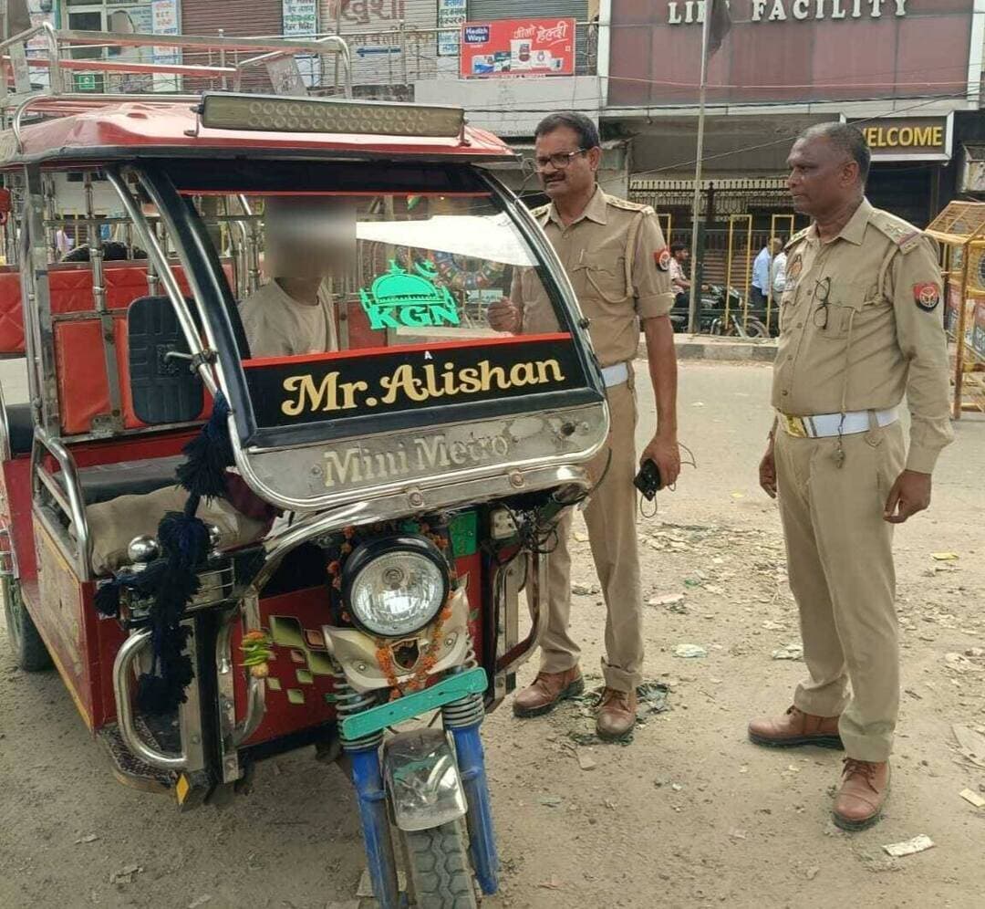फिरोजाबाद पुलिस ने नाबालिगों द्वारा ई-रिक्शा चलाने पर यातायात पुलिस सख्त, 12 ई-रिक्शा सीज
वरिष्ठ पुलिस अधीक्षक आदित्य लांग्हे के निर्देशन में यातायात पुलिस द्वारा सड़क सुरक्षा को लेकर विशेष अभियान चलाया गया।
30 अगस्त 2026 को अपर पुलिस अधीक्षक के निर्देशन पर नगर क्षेत्र में नाबालिगों द्वारा ई-रिक्शा संचालन के विरुद्ध चेकिंग अभियान चलाया गया। अभियान के दौरान प्रमुख मार्गों और चौराहों पर ई-रिक्शा चालकों के लाइसेंस और कागजात चेक किए गए। नियमों का उल्लंघन पाए जाने पर मोटर वाहन अधिनियम के तहत 12 ई-रिक्शा सीज किए गए।
पुलिस ने अभिभावकों से अपील की है कि नाबालिग बच्चों को वाहन चलाने की अनुमति न दें।
#FirozabadNews #FirozabadPolice #TrafficPolice #ERickshawSeized #SSPAdityaLanghe #RoadSafety #UPPolice #DDMNewsUP