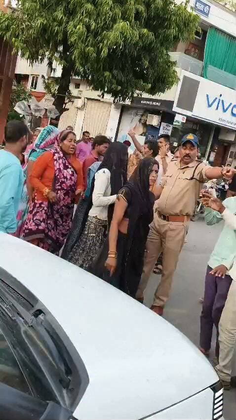 #गरोठ अपडेट डबल मर्डर हत्याकांड का मामला सुलझाने के बाद आरोपियों का जुलूस निकालने की मांग को लेकर बंजारा समाज के लोग पहुंचे थे गरोठ थाने..*पुलिस के समझाने के बाद हटे*