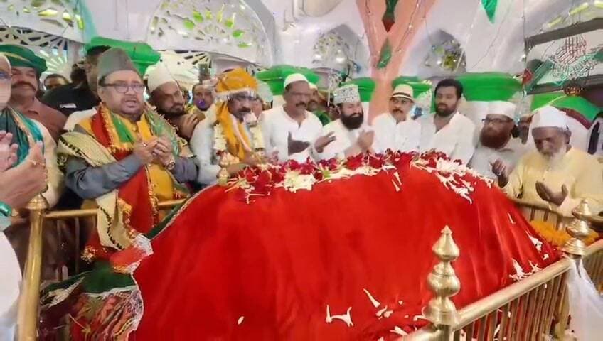झारखंड के अमन-चैन के लिए सीएम हेमंत ने की चादरपोशी...
रांची के डोरंडा स्थित हजरत कुतुबुद्दीन रिसालदार बाबा की मजार पर आज 219वां उर्स आयोजित हुआ। मुख्यमंत्री हेमंत सोरेन भी उर्स में शामिल हुए और मजार पर चादरपोशी कर राज्य की सुख-समृद्धि और खुशहाली के लिए दुआ मांगी। मुख्यमंत्री ने कहा कि रिसालदार बाबा की शिक्षाएं प्रेम, भाईचारे, इंसानियत और आपसी सौहार्द का संदेश देती हैं। उन्होंने राज्य में अमन-चैन, सामाजिक सद्भाव और एकजुटता मजबूत होने की कामना की।