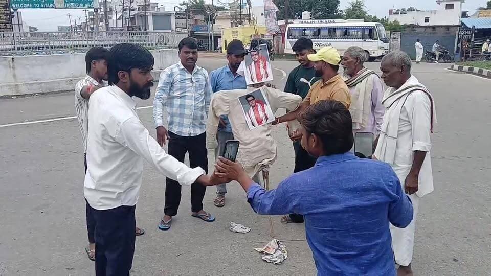 सितारगंज तिरंगा चौराहे पर भीम आर्मी ने फूंका भाजपा विधायक शिव अरोड़ा का पुतला।