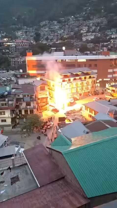 कुल्लू में अचानक आग की लपटें उठती दिखाई दीं। मिली जानकारी के अनुसार आग शॉर्ट सर्किट के कारण लगने की बात सामने आ रही है