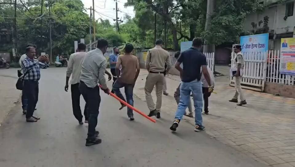 हॉर्न बजाने को लेकर चाकूबाजी, ट्रैक्टर शोरूम संचालक की हत्या; चार आरोपी गिरफ्तार,उज्जैन जिला पंचायत के पास हुई वारदात के बाद माधवनगर पुलिस ने चारों आरोपियों को हिरासत में लेकर निकाला जुलूस।