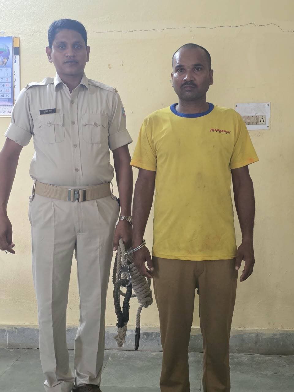 Bokaro: रातभर चला पुलिस का विशेष अभियान, 10 थाना-ओपी क्षेत्रों से 13 वारंटी गिरफ्तार
#bokaro #BokaroNews #bokarosteelcity
Bokaro: बोकारो पुलिस ने अपराध नियंत्रण और लंबित मामलों के निष्पादन को लेकर शनिवार रात जिलेभर में समकालीन विशेष अभियान चलाया। पुलिस अधीक्षक बोकारो के निर्देश पर गठित विभिन्न टीमों ने अभियान के दौरान 10 थाना और ओपी क्षेत्रों से कुल 13 वारंटियों को गिरफ्तार किया।
##गिरफ्तार वारंटियों को भेजा गया न्यायिक हिरासत में
पुलिस के अनुसार, गिरफ्तार किए गए सभी 13 वारंटियों के विरुद्ध लंबित वारंट के निष्पादन की कार्रवाई की गई। गिरफ्तारी के बाद सभी आरोपियों को न्यायिक हिरासत में भेज दिया गया।
##चास थाना क्षेत्र से सबसे अधिक तीन गिरफ्तारी
विशेष अभियान के दौरान चास थाना क्षेत्र से तीन वारंटियों को गिरफ्तार किया गया। वहीं कथारा ओपी क्षेत्र से दो लोगों की गिरफ्तारी हुई।
अन्य थाना और ओपी क्षेत्रों में बालीडीह, पेटरवार, चास मुफस्सिल, जरीडीह, चंदनकियारी, नावाडीह, बालीडीह ओपी और सियालजोरी थाना क्षेत्र से एक-एक वारंटी को गिरफ्तार किया गया।
##आगे भी जारी रहेगा अभियान
बोकारो पुलिस ने स्पष्ट किया है कि आपराधिक गतिविधियों की रोकथाम, फरार वारंटियों की गिरफ्तारी और लंबित कांडों के निष्पादन के लिए जिले में इस तरह के विशेष अभियान आगे भी चलाए जाएंगे।