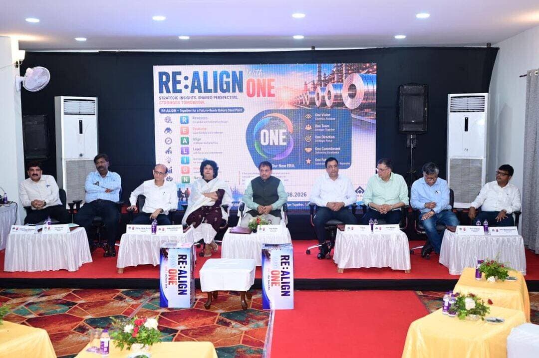 Bokaro Steel ने भविष्य की चुनौतियों के लिए कसी कमर, ‘RE:ALIGN with ONE’ वर्कशॉप में बनी नई रणनीति
#bokaro #bokarosteelcity #BokaroNews
Bokaro: इस्पात कारोबार की बदलती तस्वीर के बीच बोकारो स्टील प्लांट अब सिर्फ उत्पादन बढ़ाने तक सीमित नहीं रहना चाहता, बल्कि बदलते बाजार, नई तकनीक और बढ़ती प्रतिस्पर्धा के बीच खुद को भविष्य के लिए तैयार करने की रणनीति पर काम कर रहा है। इसी उद्देश्य से 29 अगस्त 2026 को बोकारो निवास में ‘RE:ALIGN with ONE – Strategic Business Workshop for a Future-Ready Perspective of Bokaro Steel Plant’ का आयोजन किया गया।
एक दिन की इस रणनीतिक कवायद में बीएसएल के निदेशक प्रभारी, अधिशासी निदेशक, मुख्य महाप्रबंधक और अन्य वरिष्ठ अधिकारी शामिल हुए। चर्चा का केंद्र यह रहा कि वैश्विक और राष्ट्रीय इस्पात उद्योग में तेजी से हो रहे बदलावों का बोकारो स्टील प्लांट पर क्या असर पड़ सकता है और आने वाले वर्षों में संयंत्र अपनी प्रतिस्पर्धात्मक स्थिति को कैसे मजबूत रख सकता है।
##बदलते बाजार ने बढ़ाई रणनीति की जरूरत
वैश्विक इस्पात बाजार में प्रतिस्पर्धा बढ़ने के साथ तकनीकी बदलाव और सतत विकास की मांग भी उद्योग के सामने नई चुनौतियां खड़ी कर रही है। कार्यशाला में इन्हीं बदलावों को ध्यान में रखते हुए परिचालन दक्षता, लागत नियंत्रण, उत्पादकता, तकनीकी उन्नयन और नए कारोबारी अवसरों पर विस्तार से चर्चा हुई। निदेशक प्रभारी ने अपने प्रस्तुतीकरण में वैश्विक इस्पात उद्योग की मौजूदा स्थिति और भविष्य की संभावनाओं को सामने रखा। भारतीय इस्पात उद्योग की विकास क्षमता, राष्ट्रीय इस्पात नीति की प्राथमिकताओं और बदलते कारोबारी माहौल में बीएसएल के लिए मौजूद अवसरों पर भी उन्होंने विचार साझा किए।
##चुनौती को अवसर में बदलने पर जोर
बैठक में इस बात पर जोर रहा कि केवल मौजूदा व्यवस्था को बनाए रखना पर्याप्त नहीं होगा। बदलती परिस्थितियों के अनुरूप संयंत्र की क्षमताओं को लगातार विकसित करना, तकनीक को अपनाना और व्यावसायिक निर्णयों में तेजी लाना जरूरी होगा। इसी सोच के साथ ‘One BSL’ की भावना को रणनीति का महत्वपूर्ण हिस्सा बनाया गया। बेहतर विभागीय समन्वय, सामूहिक जिम्मेदारी और एकजुट नेतृत्व के जरिए संगठनात्मक लक्ष्यों को हासिल करने पर जोर दिया गया।
कार्यशाला के दौरान बिजनेस इंटरैक्शन एवं नेतृत्व संवाद भी हुआ। इसमें उत्पादकता और दक्षता बढ़ाने, प्रतिस्पर्धात्मकता मजबूत करने, परिचालन चुनौतियों से निपटने तथा नए व्यावसायिक अवसर तलाशने पर खुलकर विचार-विमर्श हुआ।
अंततः ‘RE:ALIGN with ONE’ कार्यशाला का संदेश स्पष्ट रहा—बदलते औद्योगिक दौर में बोकारो स्टील प्लांट को अधिक कुशल, तकनीकी रूप से सक्षम, नवाचार-उन्मुख और प्रतिस्पर्धी बनाना होगा। ‘One BSL’ के साझा लक्ष्य के साथ आगे बढ़ने की यह पहल संयंत्र को भविष्य की चुनौतियों के लिए तैयार करने की दिशा में एक अहम कदम के रूप में देखी जा रही है।