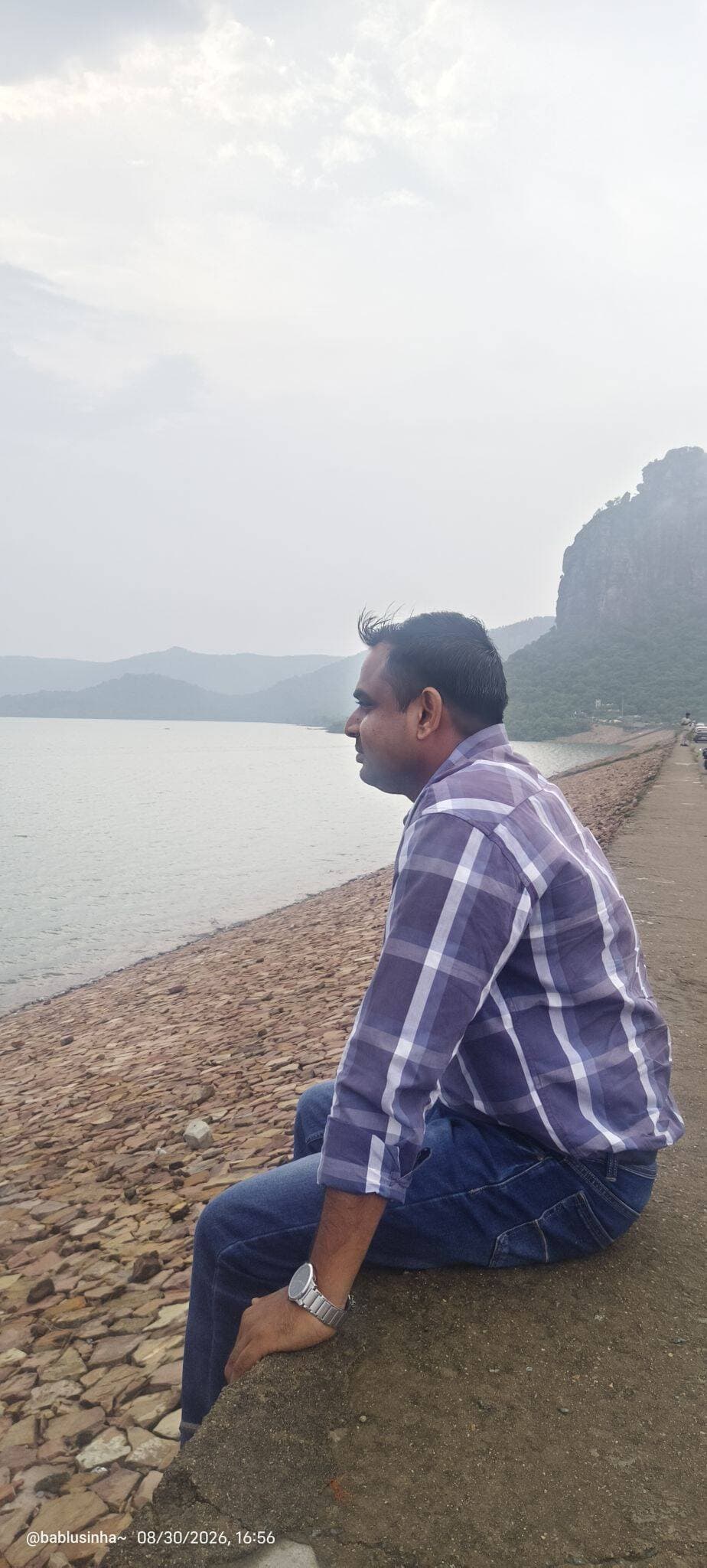 लौटा जब वो बिना जुर्म की सजा काटकर,
सारे परिंदे रिहा कर दिए उसने घर आकर.....