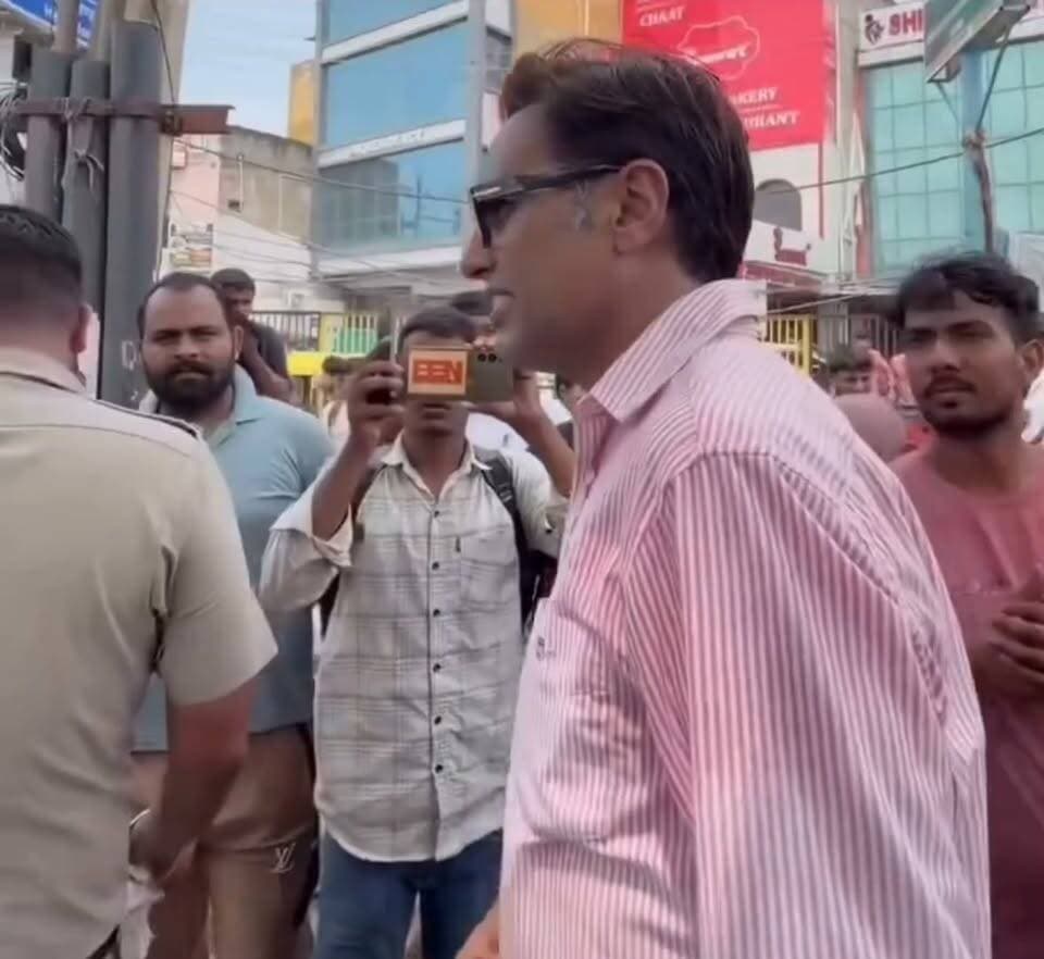 अतिक्रमण हटाने गये डीटीपी अधिकारी आर एस भाट से क्या कहा पार्षद नरेश कटारिया ने ।