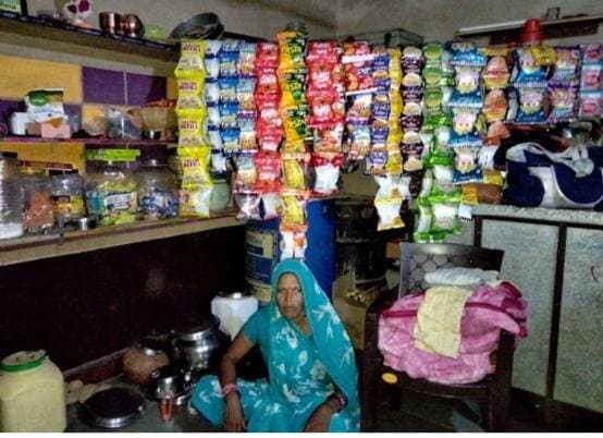 जनसुनवाई बनी सुमीबाई के लिए आत्मनिर्भरता का माध्यम
कलेक्टर की संवेदनशील पहल से रेडक्रॉस से मिली सहायता
नीमच 30 अगस्त 2026, जनसुनवाई जरूरतमंदों की समस्याओं के समाधान का प्रभावी माध्यम बन रही है। कलेक्टर श्री हिमांशु चंद्रा की संवेदनशील पहल से मनासा क्षेत्र के ग्राम बालागंज निवासी सुमीबाई पति दशरथ चौहान को कठिन परिस्थितियों से उबरने के लिए आजीविका का साधन मिला है।
आर्थिक रूप से कमजोर सुमीबाई स्वास्थ्य संबंधी परेशानियों के कारण मजदूरी करने में सक्षम नहीं थीं। परिवार में बच्चों के भरण-पोषण की जिम्मेदारी भी उनके सामने चुनौती बनी हुई थी। उन्होंने जनसुनवाई में बच्चों के भरण-पोषण के लिए छोटा व्यवसाय शुरू करने हेतु सहायता का अनुरोध किया।
कलेक्टर श्री चंद्रा ने उनकी परिस्थिति को संवेदनशीलता से समझते हुए आवश्यक कार्रवाई के निर्देश दिए। इसके बाद सुमीबाई को रेडक्रॉस से 15 हजार रुपये की आर्थिक सहायता उपलब्ध कराई गई। इस सहायता से उन्होंने किराना दुकान शुरू की।
आज सुमीबाई अपनी दुकान संचालित कर स्वयं आय अर्जित कर रही हैं और अपने बच्चों के भरण-पोषण में सक्षम हुई हैं। उनके लिए जनसुनवाई में मिली सहायता केवल आर्थिक सहयोग नहीं, बल्कि आत्मनिर्भरता की नई शुरुआत बनी है।
यह पहल दर्शाती है,कि मध्यप्रदेश सरकार का जन-केंद्रित प्रशासन आमजन की समस्याओं को संवेदनशीलता से सुनने के साथ उनके व्यावहारिक समाधान और आत्मनिर्भरता की दिशा में भी निरंतर प्रयासरत है।
CM Madhya Pradesh
Jansampark Madhya Pradesh
Panchayat, Rural Development and Social Welfare Department of Madhya Pradesh
#GoodGovernance
#Redcross
#Neemuch
#नीमच