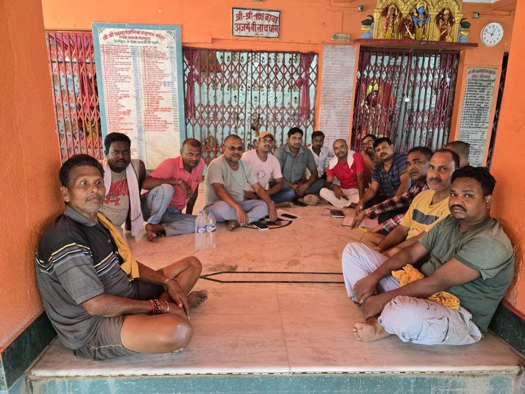 सार्वजनिक गणेश पूजा समिति तीनपहाड़ का गठन
तीनपहाड़। सार्वजनिक गणेश पूजा समिति, तीनपहाड़ की ओर से रविवार को हनुमान मंदिर परिसर में लक्ष्मी नारायण यादव की अध्यक्षता में महत्वपूर्ण सर्वसम्मति बैठक आयोजित की गई। बैठक में आगामी गणेश पूजा के आयोजन एवं अगले वर्ष के संभावित खर्च को लेकर विस्तृत जानकारी सदस्यों के समक्ष प्रस्तुत की गई। उपस्थित सदस्यों ने पूजा के सफल एवं व्यवस्थित आयोजन को लेकर विभिन्न बिंदुओं पर विचार-विमर्श किया। बैठक के बाद सर्वसम्मति से नई समिति का गठन किया गया। इसमें मनोज यादव को अध्यक्ष, जीतू यादव को सचिव तथा हर्षवर्धन दत्ता,विवेक दत्ता को कोषाध्यक्ष बनाया गया। नई समिति के सदस्यों ने पूजा आयोजन को आपसी सहयोग, पारदर्शिता और सामूहिक सहभागिता के साथ सफल बनाने का संकल्प लिया। बैठक में गौतम पंडित, शंभू भगत, राजू ठाकुर, बिट्टू सिंह, हिमांशु सेन, अनुज कुमार, आनंद तुरी, उत्तम दास सहित बड़ी संख्या में समिति के सदस्य एवं स्थानीय लोग उपस्थित रहे। बैठक के दौरान आगामी गणेश पूजा को लेकर सभी ने मिल-जुलकर कार्य करने और आयोजन को भव्य एवं शांतिपूर्ण ढंग से संपन्न कराने पर जोर दिया।