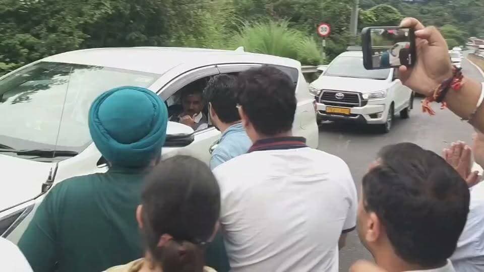 परवाणू में विधायक सुल्तानपुरी ने रोका CM सुक्खू का काफिला, सड़कें खोलने की मांग
कसौली विधायक विनोद सुल्तानपुरी ने परवाणू में मुख्यमंत्री सुखविंदर सिंह सुक्खू का काफिला रोककर बंद सड़कों को खोलने की मांग रखी। सीएम ने मौके पर अधिकारियों को आदेश दिए और राहत का भरोसा दिया।
#kasoli #himachal #BreakingNews