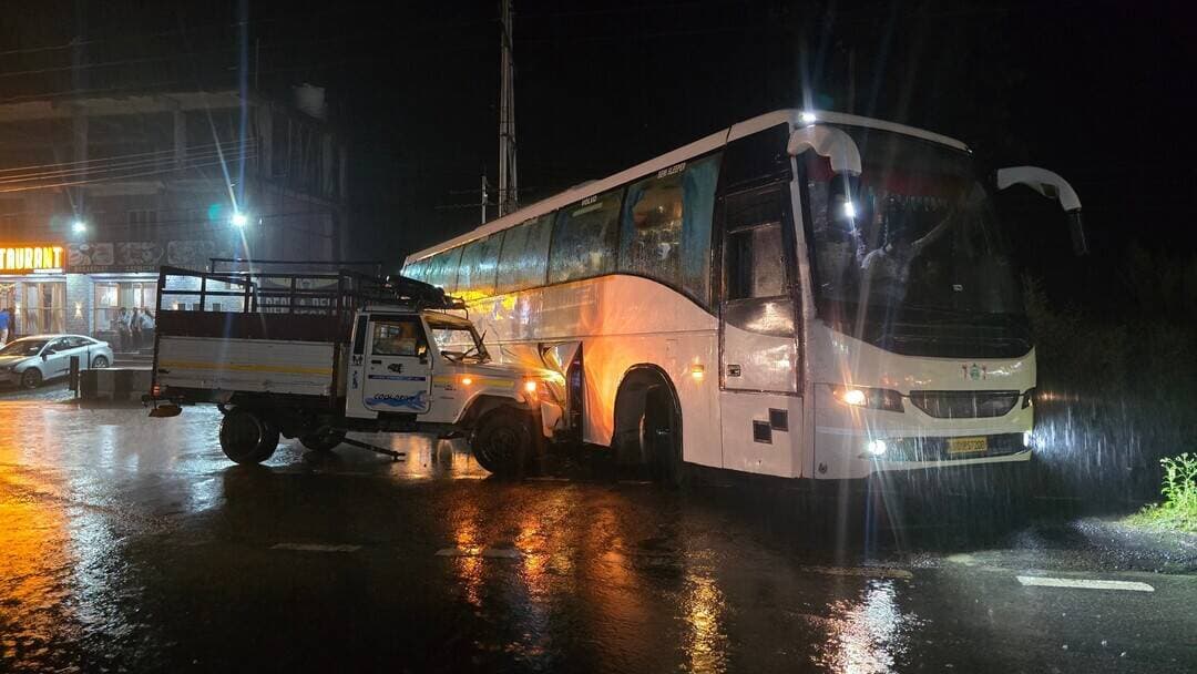 वोल्वो बस और जीप में टक्कर
बस्ता के पास मोड़ काटते समय एक वोल्वो बस और जीप के बीच जोरदार टक्कर हो गई। हादसे में दोनों वाहनों को नुकसान पहुंचा है। टक्कर के बाद मौके पर लोगों की भीड़ जुट गई। हादसे में किसी के हताहत होने की जानकारी नहींहै। दुर्घटना के कारणों की जांच की जा रही है।