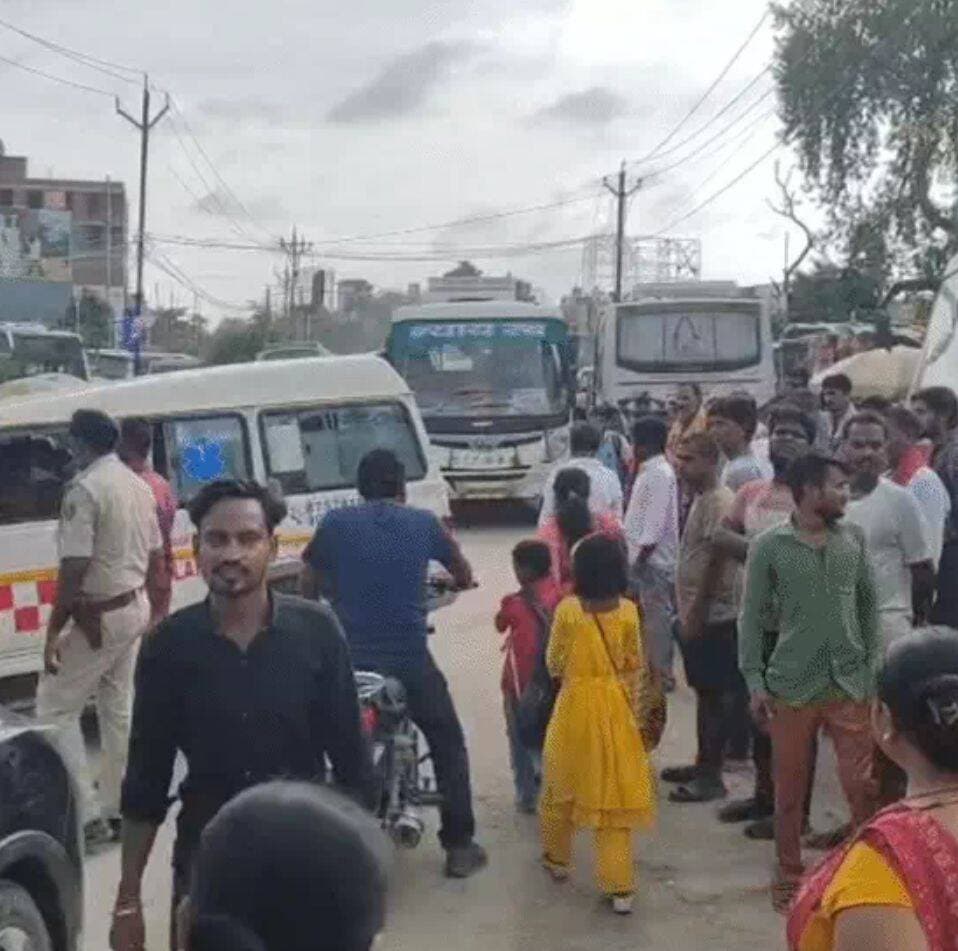 मुजफ्फरपुर में बस ने मां-बेटे को कुचला, महिला की मौके पर मौतः हादसे के बाद चालक बस लेकर फरार
पूरी खबर कमेंट बॉक्स में पढ़ें
