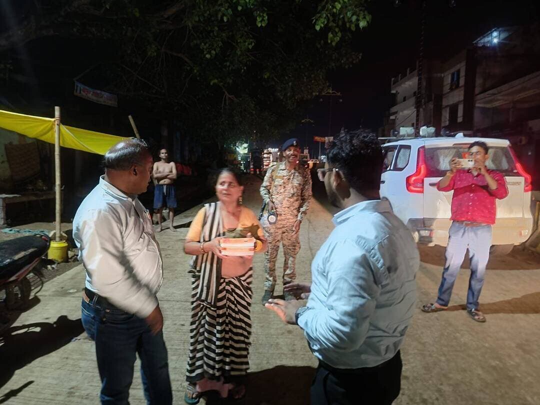 जैतवारा तहसीलदार ज्योति पटेल सीएमओ पंजाब सिंह थाना प्रभारी अजय सिंह ने जैतवारा बाढ़ प्रभावित लोगों को भोजन का पैकेट के सात हर सम्भव मदद का दिया आश्वासन साथ में पटवारी मनोज पटेल अतिक्रमण प्रभारी सेलू सहित नगर परिषद जैतवारा और राजस्व टीम साथ रही।
CM Madhya Pradesh
Dr Mohan Yadav
#JansamparkMP