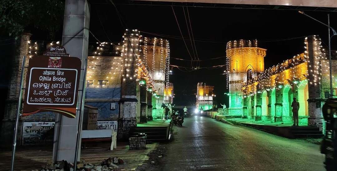 मीरजापुर | कजरी निषाद मेला 2026
विंध्य की लोकसंस्कृति और परंपराओं का अद्भुत संगम बना कजरी निषाद मेला
मीरजापुर के ओझला में आयोजित कजरी निषाद मेला 2026 में लोकसंस्कृति, परंपरा और सामाजिक एकता की शानदार झलक देखने को मिली। कार्यक्रम में बतौर मुख्य अतिथि नगर विधायक रत्नाकर मिश्रा शामिल हुए। उन्होंने मां विंध्यवासिनी देवी के चित्र पर माल्यार्पण एवं दीप प्रज्ज्वलित कर कार्यक्रम का शुभारंभ किया।
इस अवसर पर विधायक रत्नाकर मिश्रा ने कहा कि ऐसे आयोजन हमारी समृद्ध लोकपरंपराओं और संस्कृति को जीवंत रखने के साथ-साथ समाज में आपसी भाईचारे एवं एकता को मजबूत करते हैं।
कार्यक्रम में सचिव रामबली निषाद, गोवर्धन निषाद सहित निषाद समाज के अनेक लोग मौजूद रहे।
लोकसंस्कृति का सम्मान, समाज की एकता और विकास का संकल्प—यही हमारी पहचान है।
#TodayMirzapur #Mirzapur #कजरी_निषाद_मेला #निषाद_मेला_2026 #लोकसंस्कृति #विंध्य #मां_विंध्यवासिनी #रत्नाकर_मिश्रा #मीरजापुर